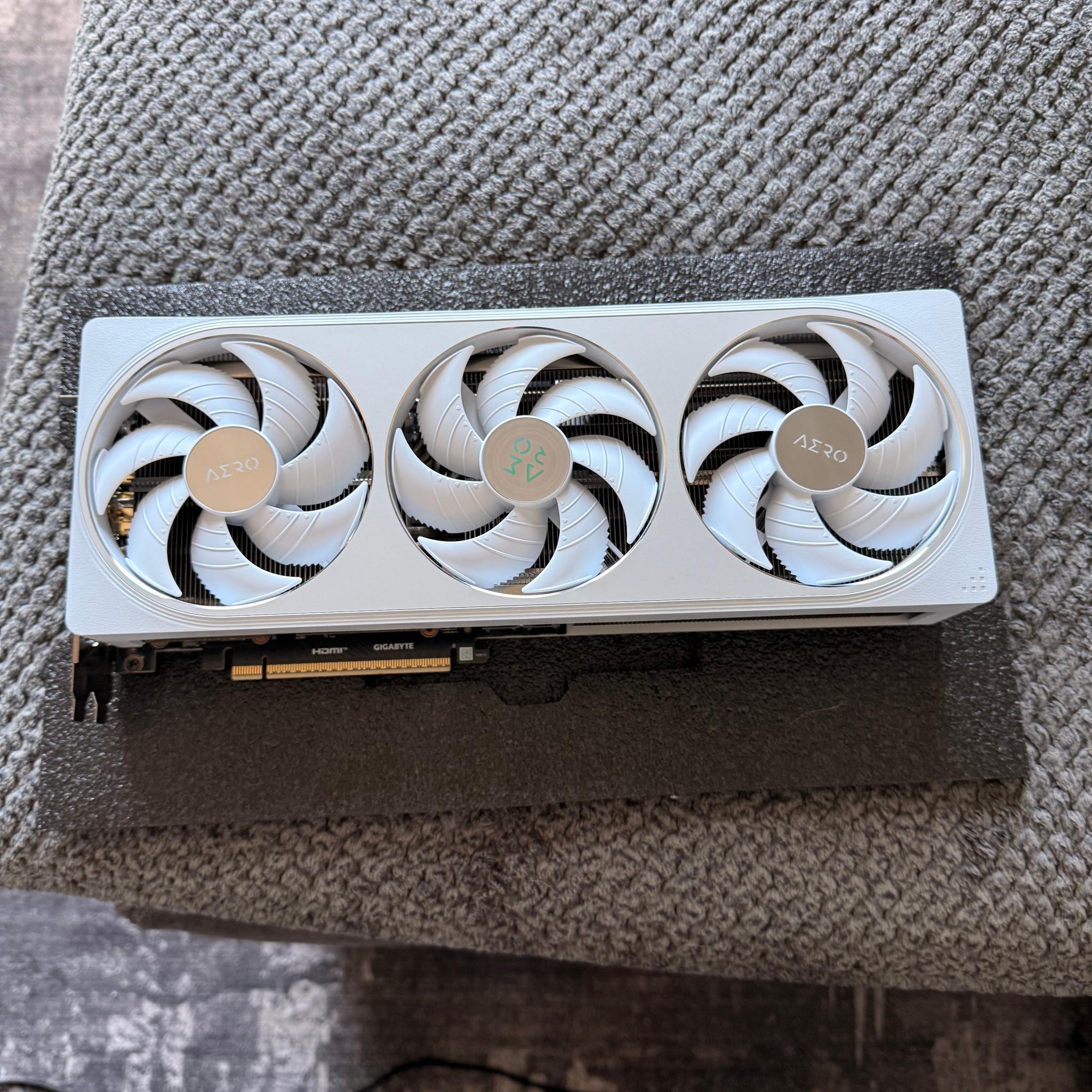 GIGABYTE GeForce RTX 5070 AERO OC 12G