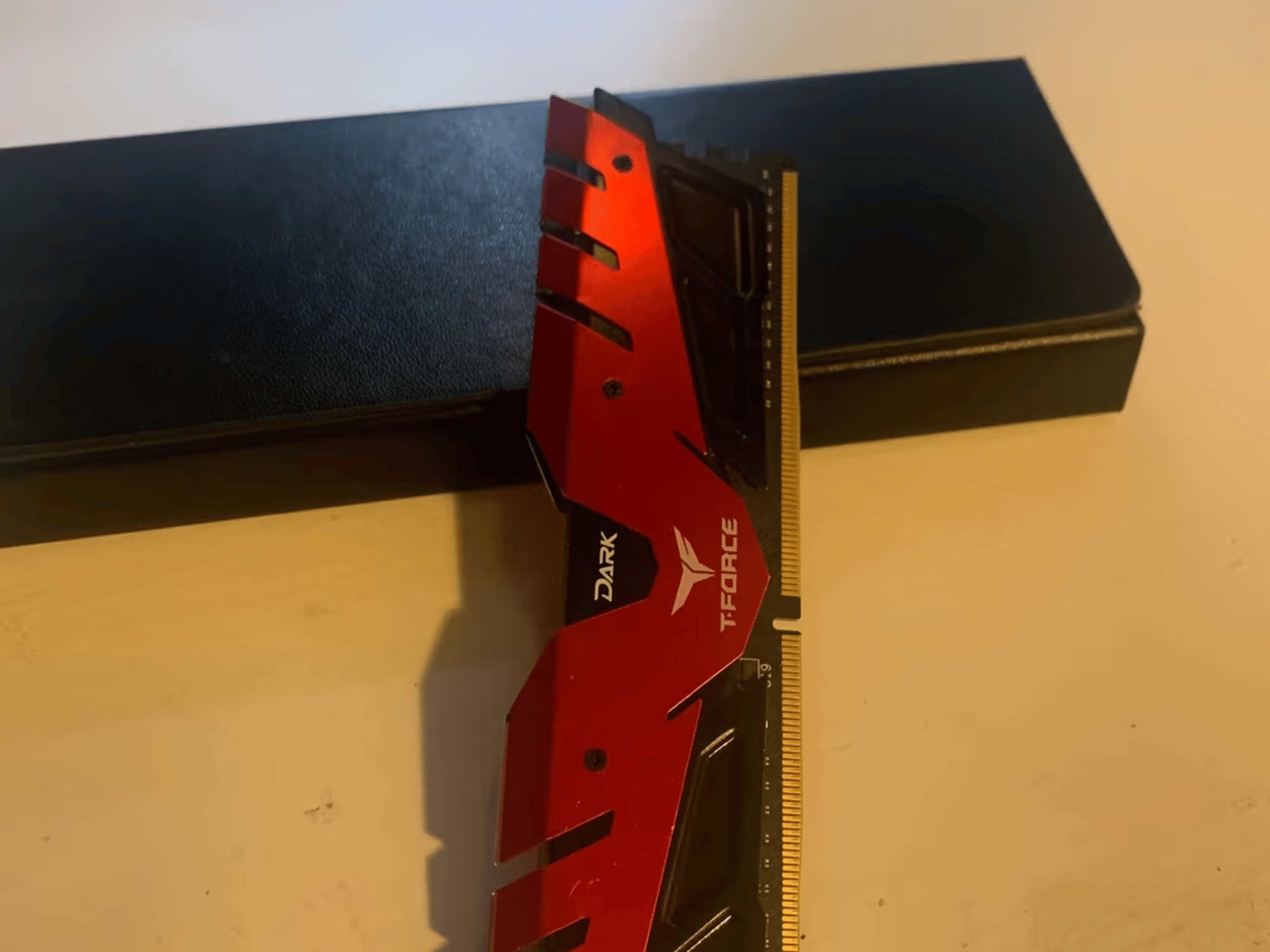 Team Dark 8 GB (1 x 8 GB) DDR4-2400 CL14 Memory