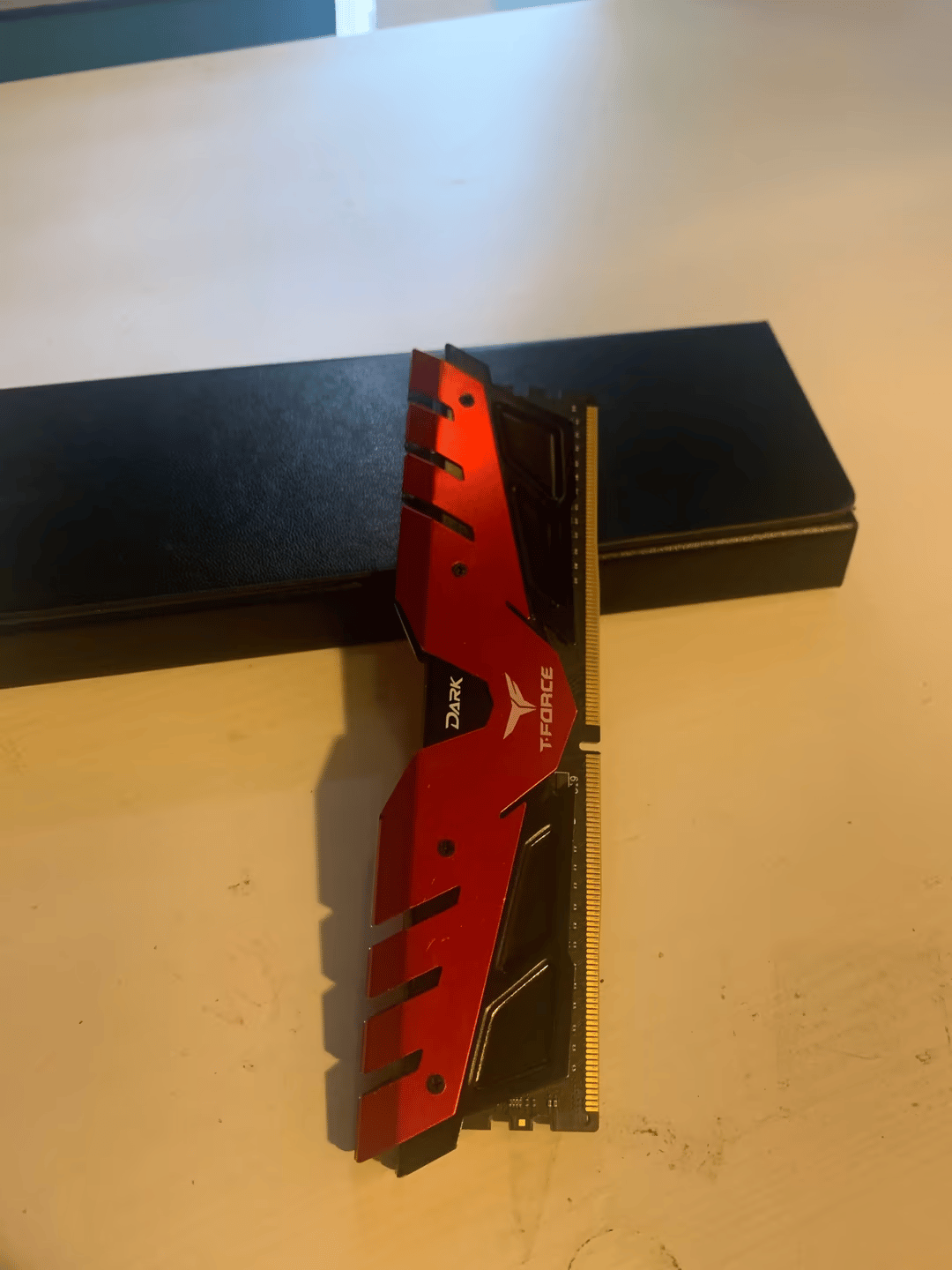 Team Dark 8 GB (1 x 8 GB) DDR4-2400 CL14 Memory