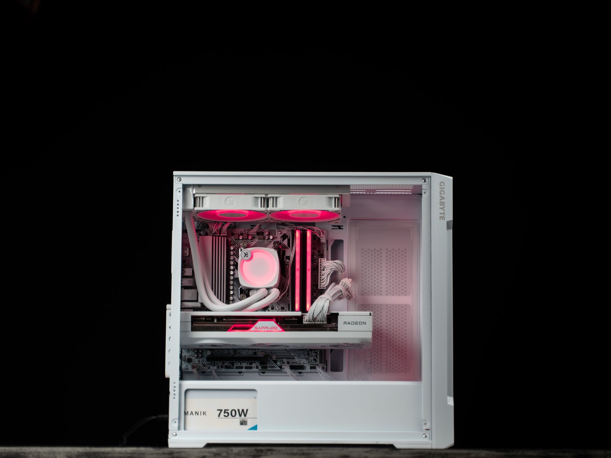 \ WF-52 / RX 7700 XT Ryzen 5 9600X 2.5TB 32GB DDR5 Windows 11 Gaming PC