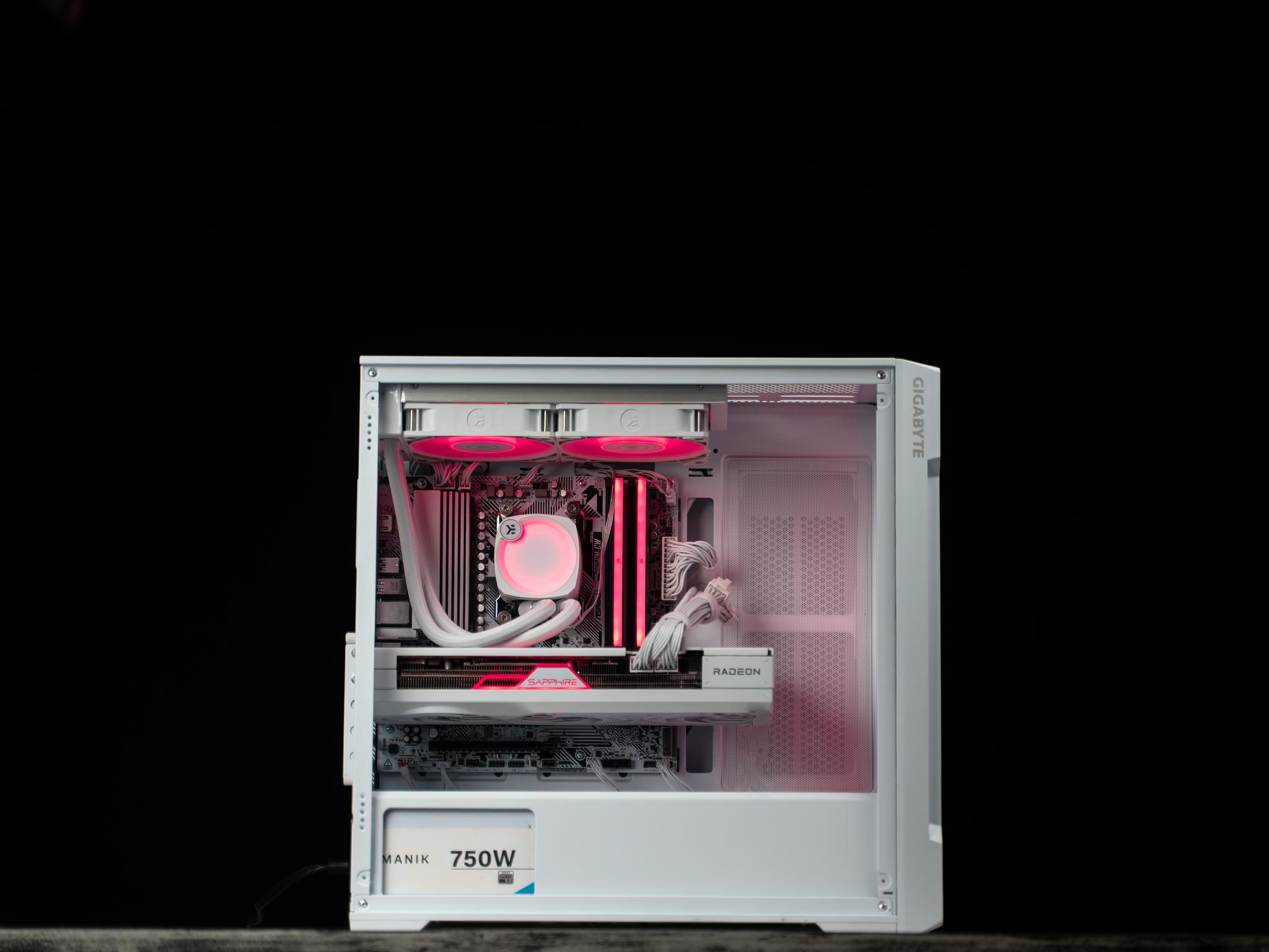 \ WF-52 / RX 7700 XT Ryzen 5 9600X 2.5TB 32GB DDR5 Windows 11 Gaming PC