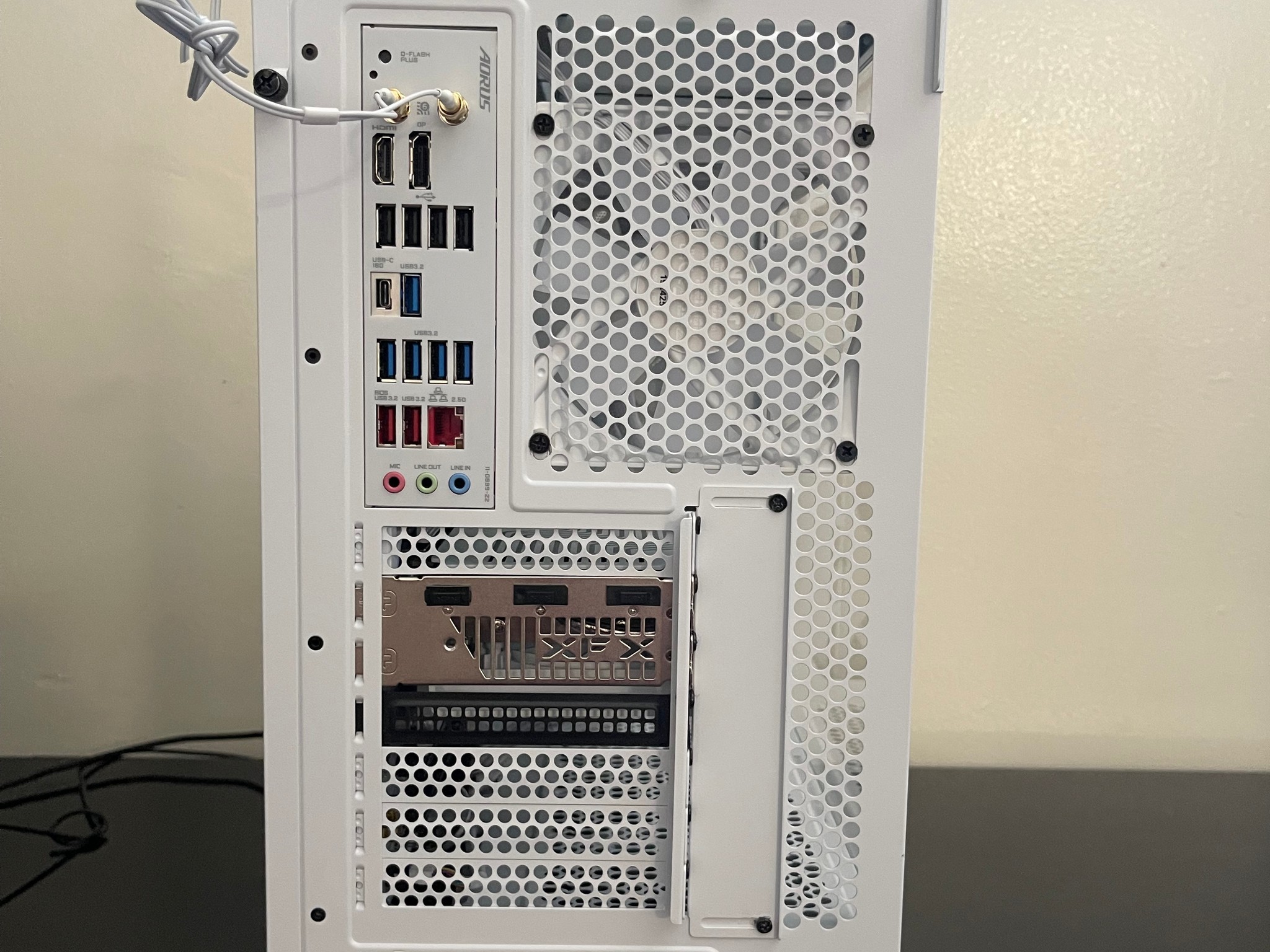 ❄️🌟ALL NEW! AM5 White PC / RX 9060 XT/ Ryzen 7 7700x/ 32GB DDR5/ 1TB gen4.🌟❄️