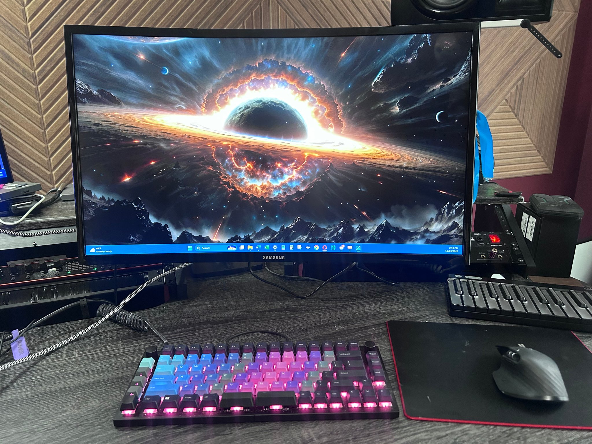 Samsung 27" (1920x1080) Essential FreeSync Curved Monitor (Refurbished)