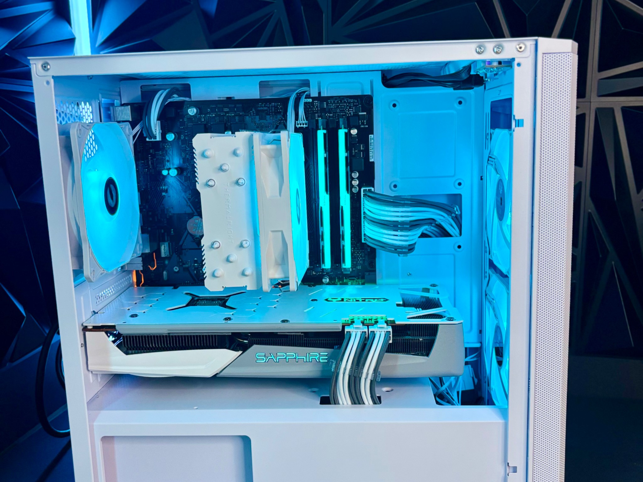 GAMING PC / RYZEN 5 / RX5700 XT / 16 GB RAM / 1 TB STORAGE