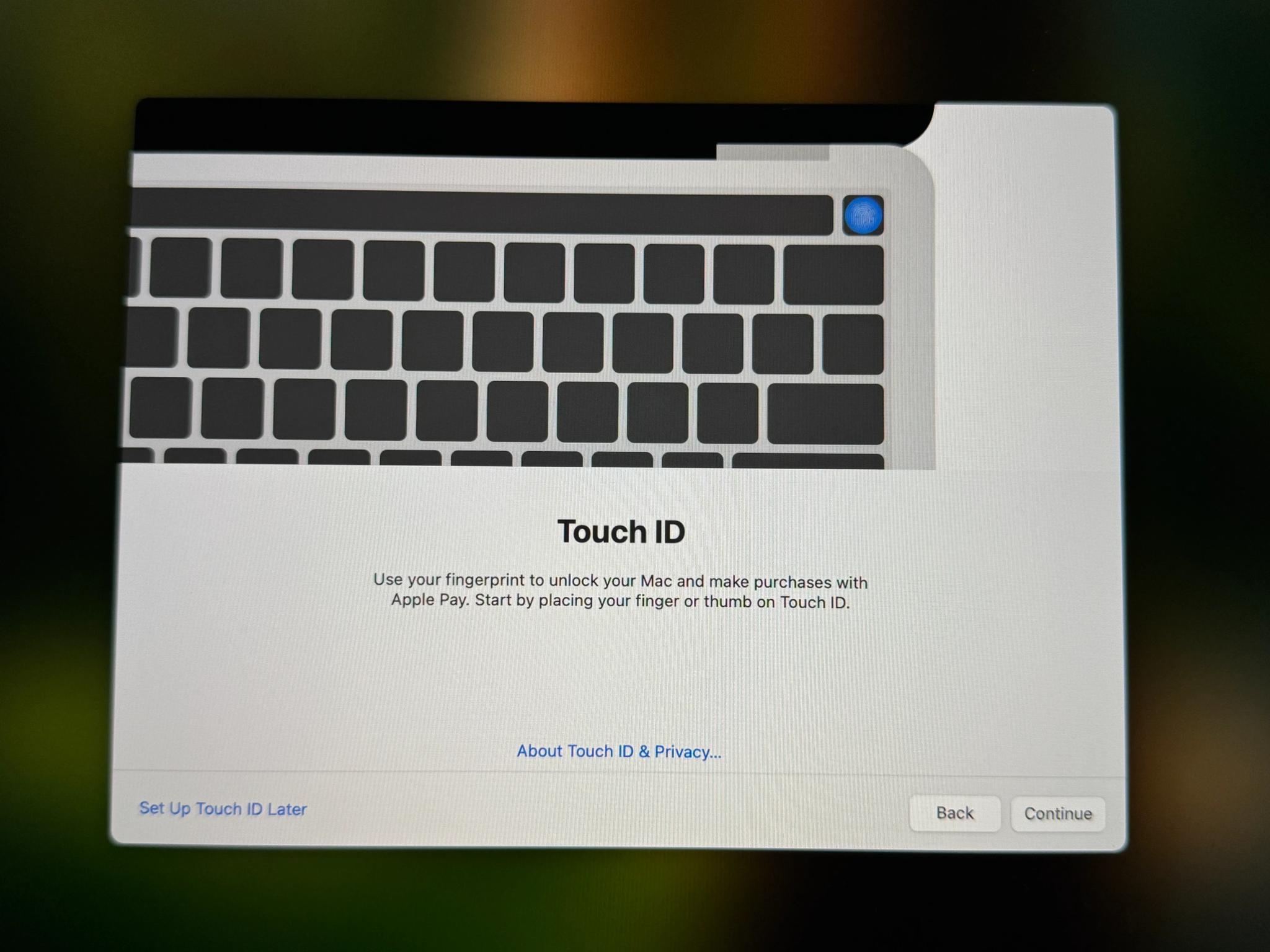 Apple MacBook Pro 15" (2018) Intel Core i7, 16GB Memory, AMD Radeon Pro 555X, 250GB SSD - Space Gray