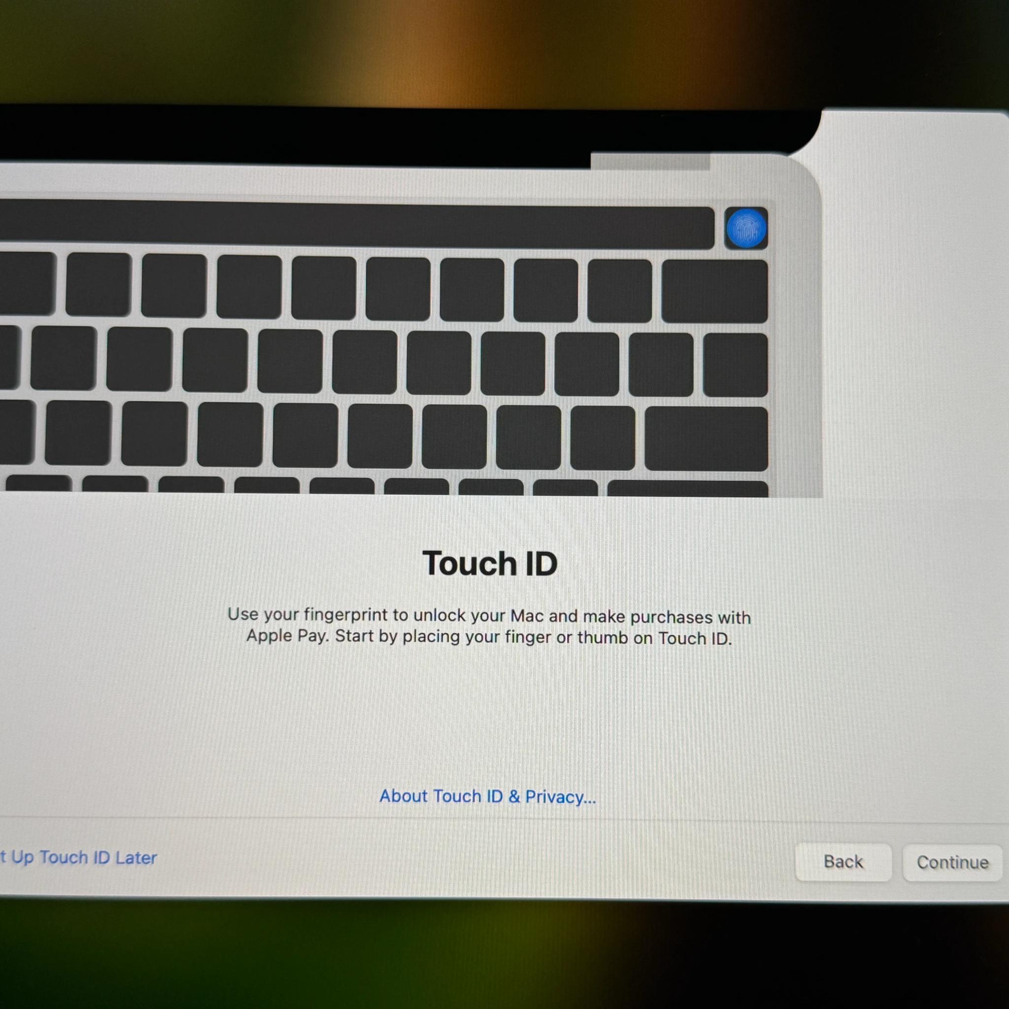 Apple MacBook Pro 15" (2018) Intel Core i7, 16GB Memory, AMD Radeon Pro 555X, 250GB SSD - Space Gray