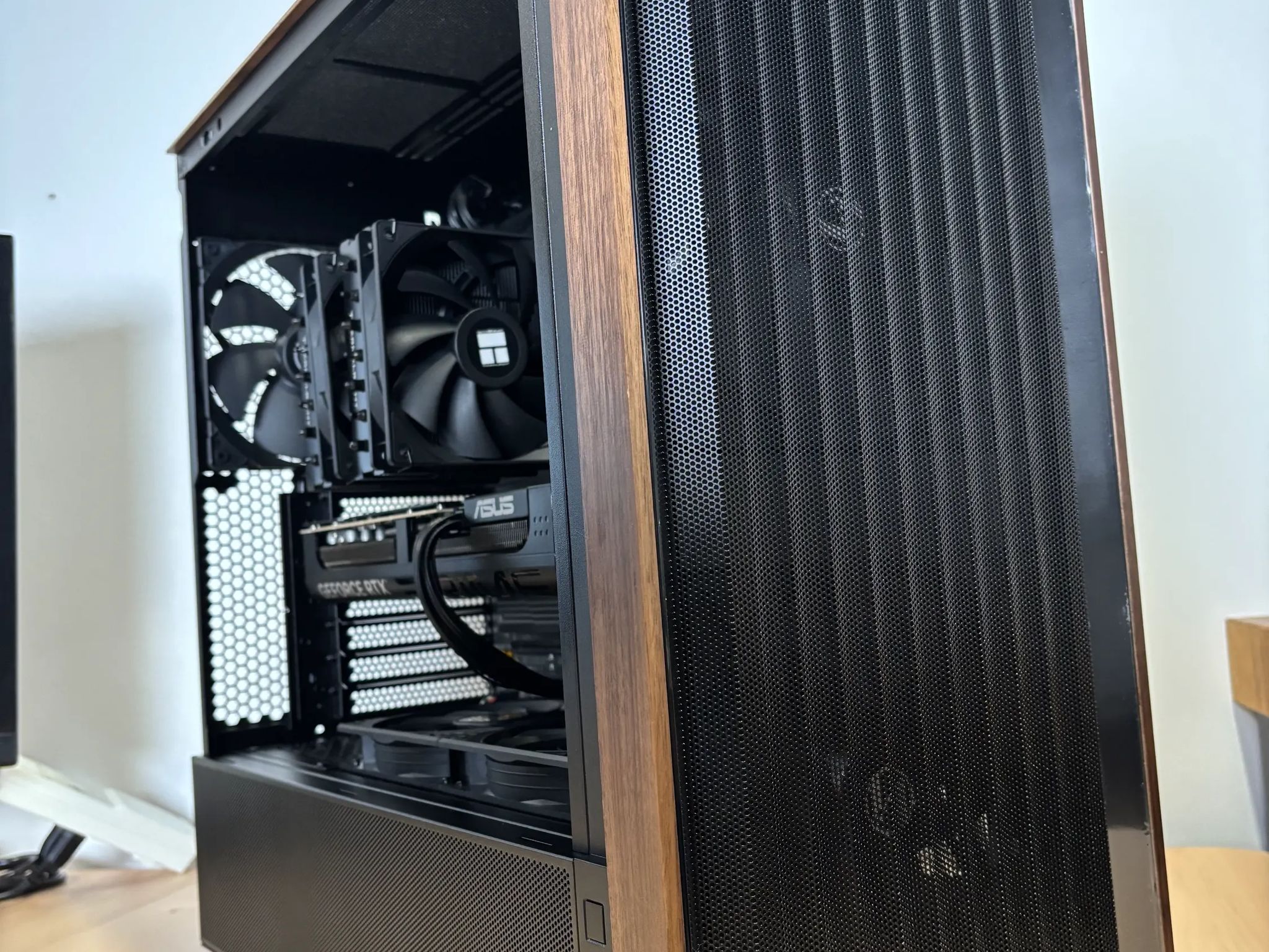 7800X3D + RTX 5070 Ti | Lian Li 217 Wood Build | 1440p/4K Gaming Beast – RGB-Free Minimalist
