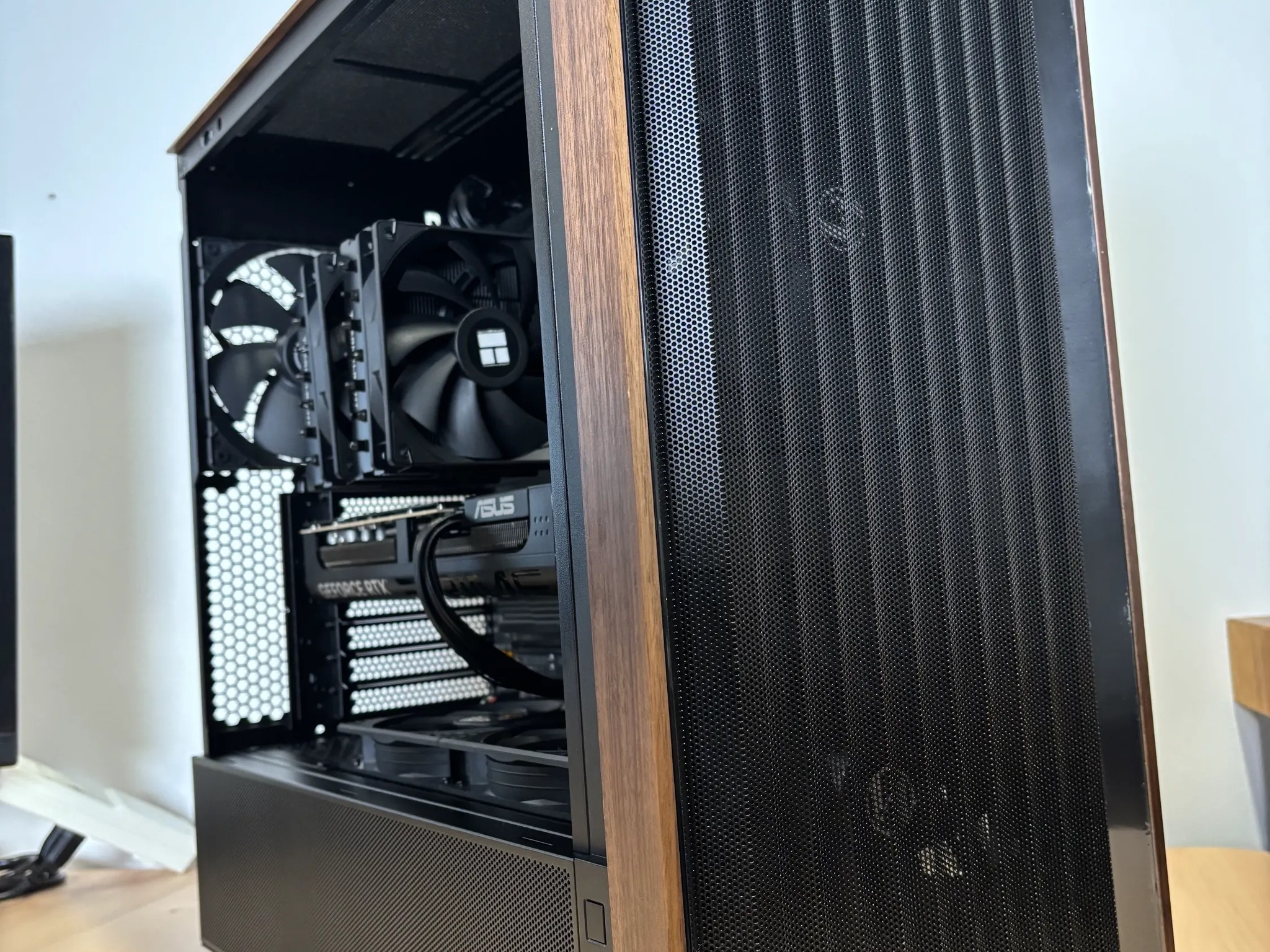 7800X3D + RTX 5070 Ti | Lian Li 217 Wood Build | 1440p/4K Gaming Beast – RGB-Free Minimalist