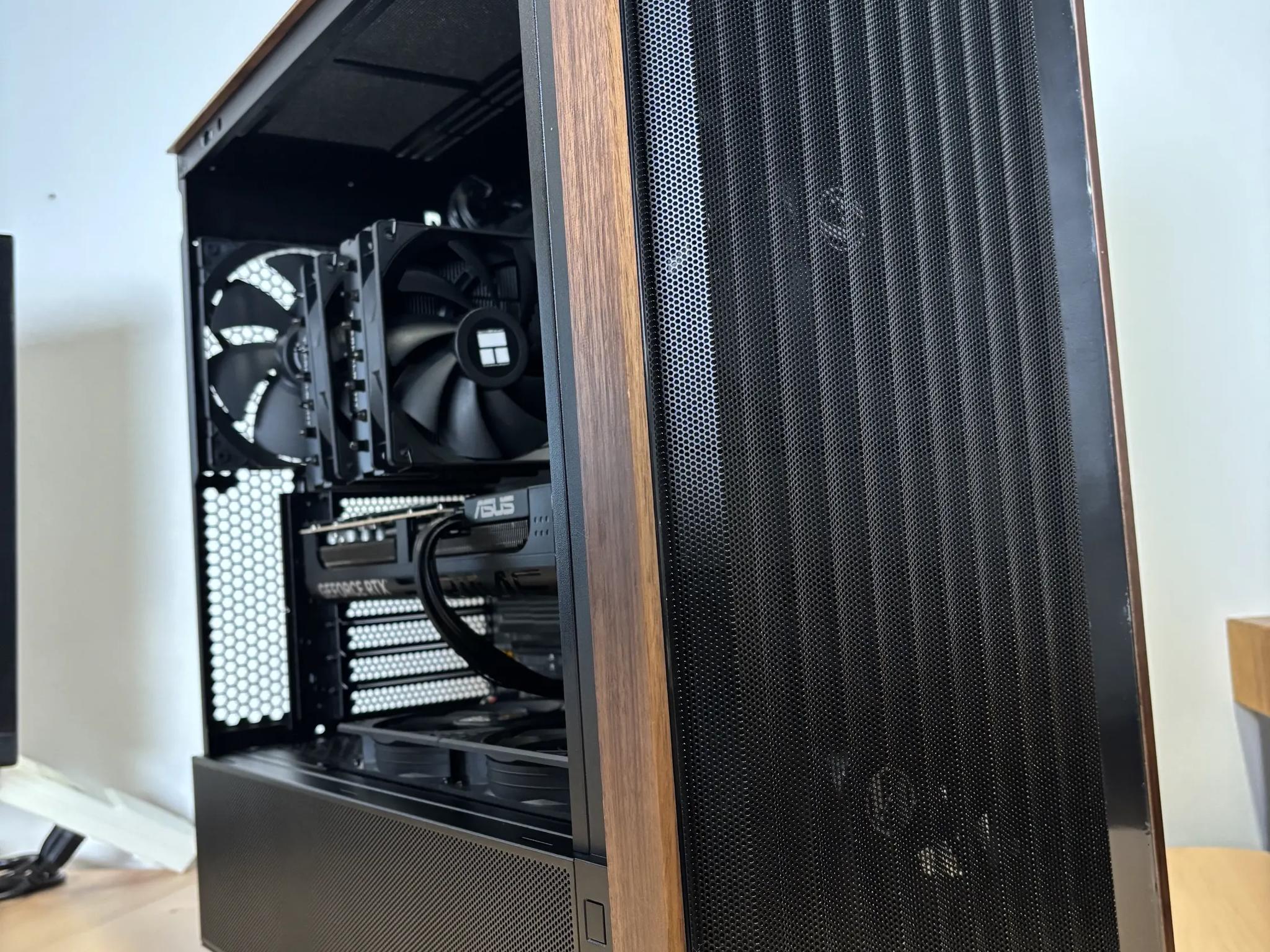 7800X3D + RTX 5070 Ti | Lian Li 217 Wood Build | 1440p/4K Gaming Beast – RGB-Free Minimalist