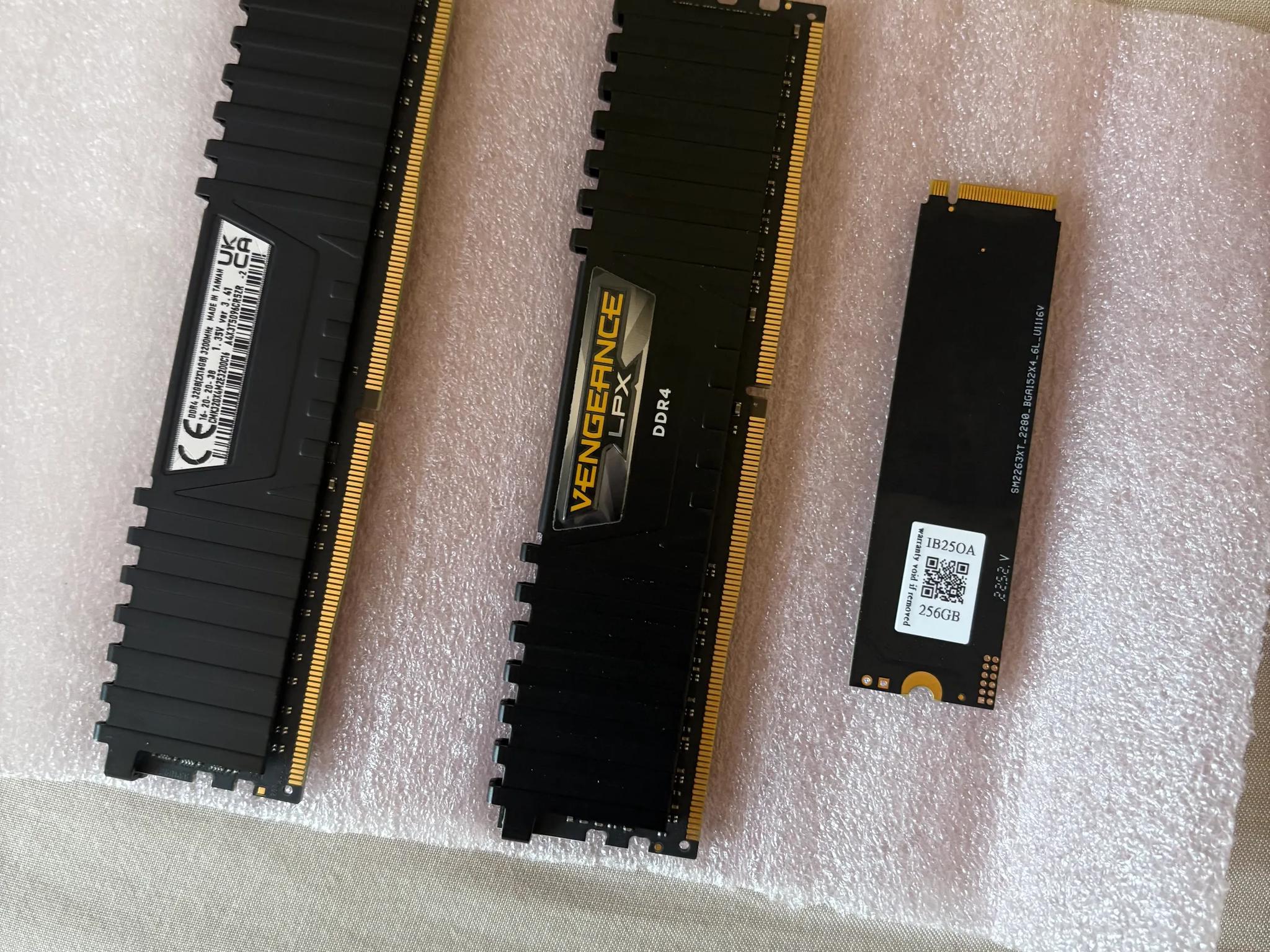 Corsair DDR4 3200 32GB (2x16) Kit with Free NVME Drive