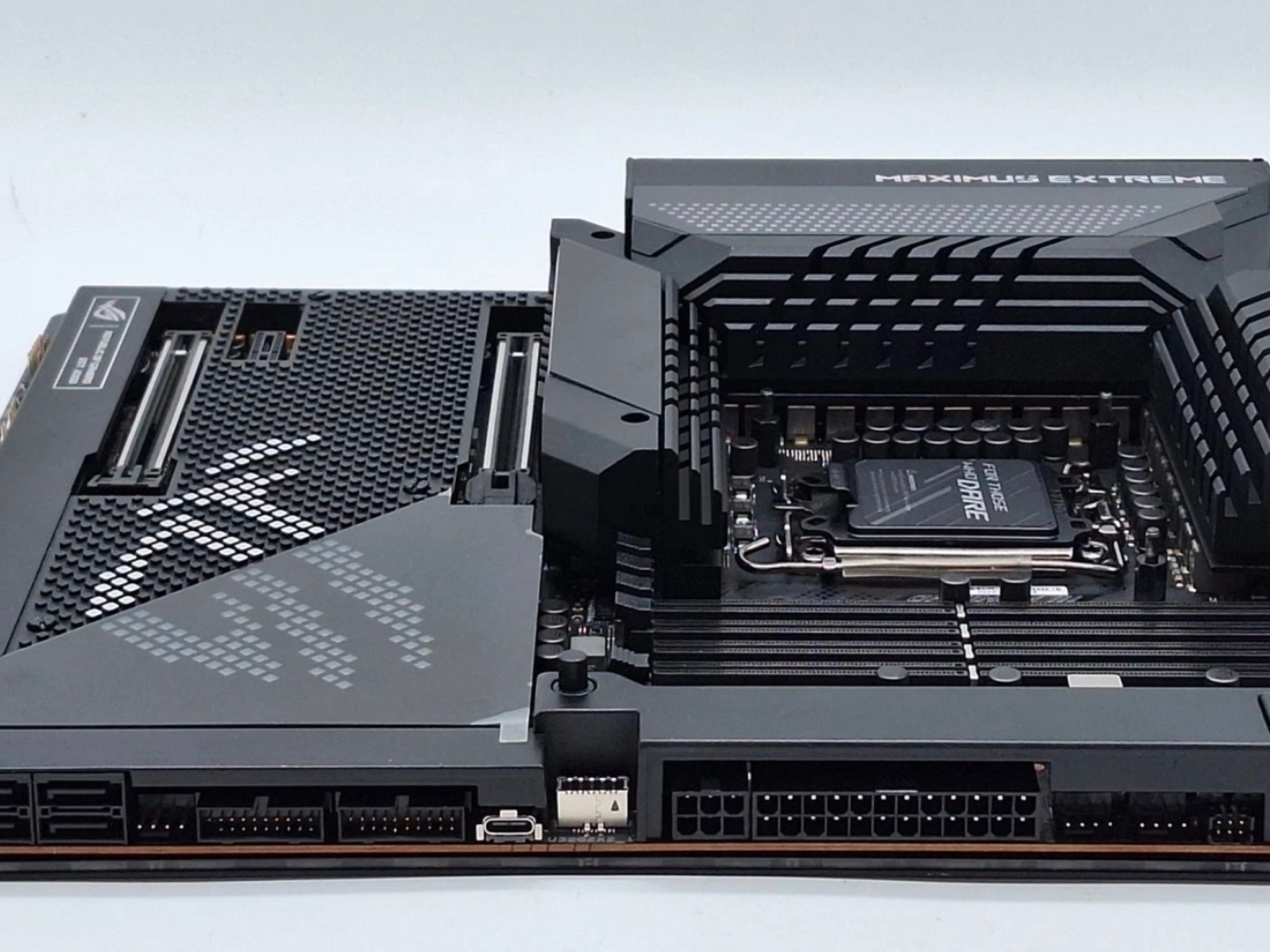 ASUS ROG Maximus Z690 Extreme DDR5 EATX INTEL SOCKET 1700 WIFI PCIE 5.0