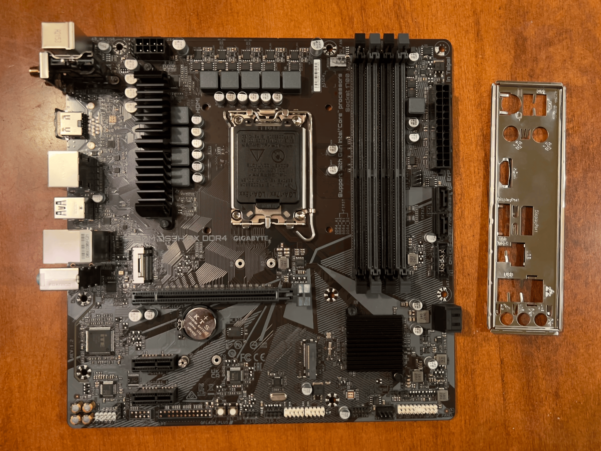 (UNTESTED/REPAIRED BY GIGABYTE) GIGABYTE B660M DS3H AX DDR4 (MISSING ANTENNA and M.2 heatsink)