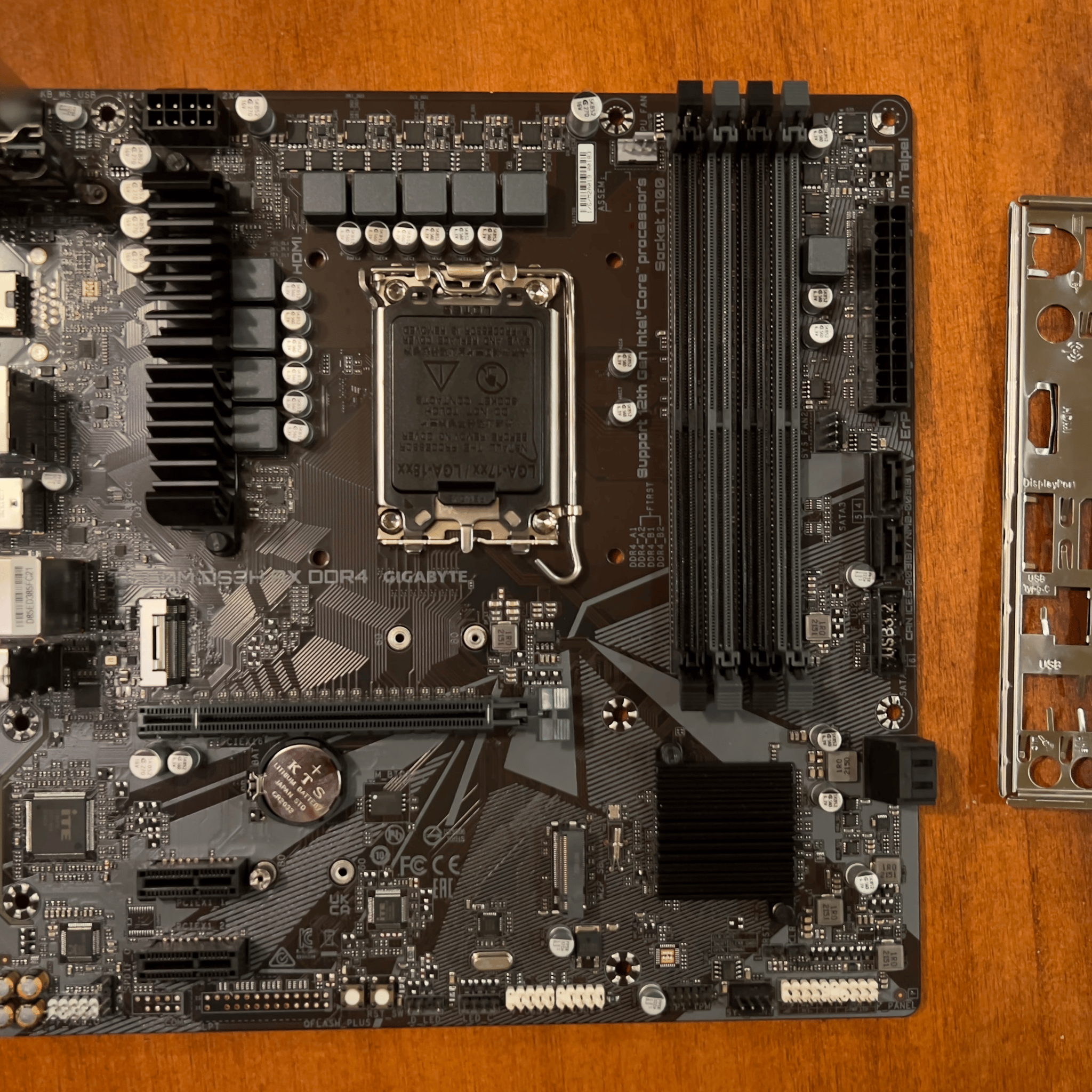 (UNTESTED/REPAIRED BY GIGABYTE) GIGABYTE B660M DS3H AX DDR4 (MISSING ANTENNA and M.2 heatsink)