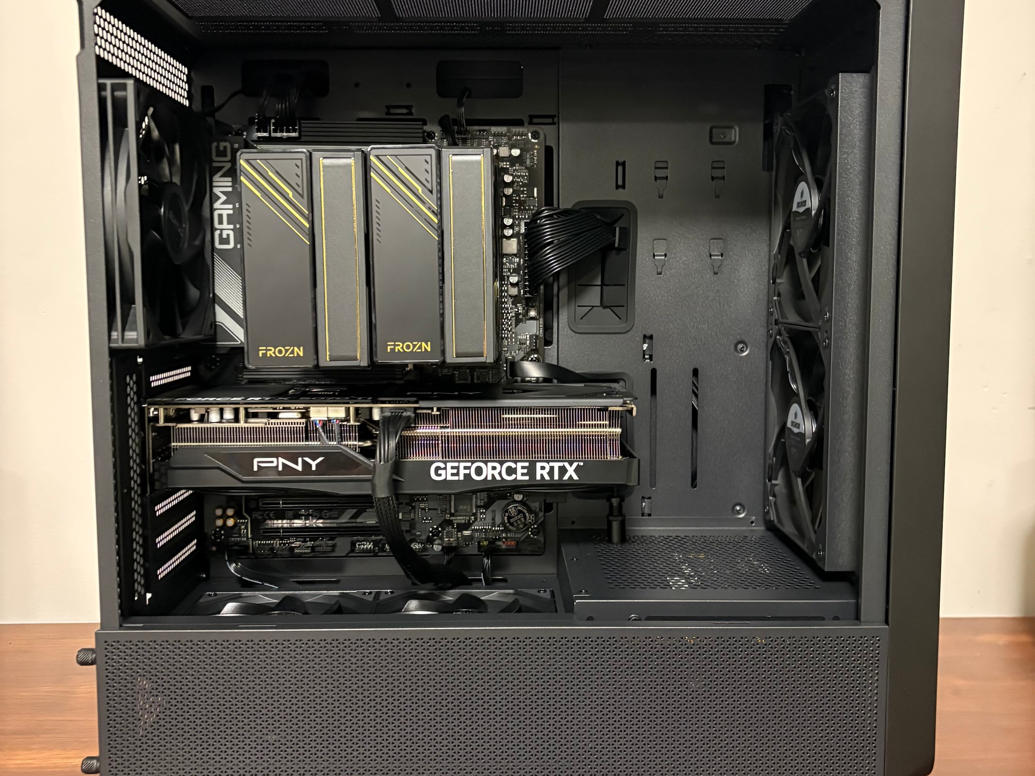 RTX 5070 Ti | Ryzen 5 7600X3D | 32GB DDR5 | 2TB NVMe | ATX 3.1 850W | Okionos Air Cross (ATX)