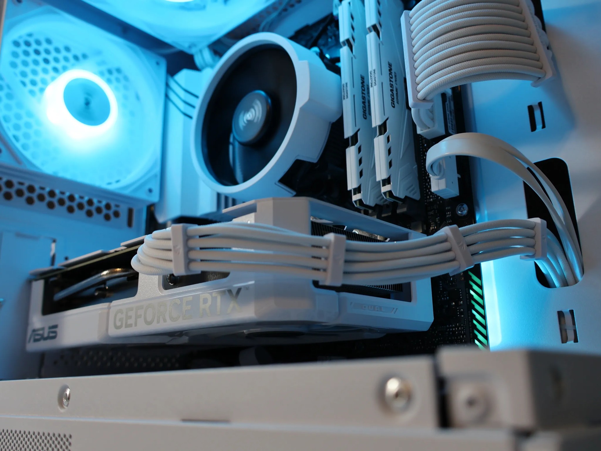 🧊FROSTED🧊 Gaming PC | AMD Ryzen 5 5500 | 32GB | RTX 4060 | 1TB SSD | Win11 PRO | Wi-Fi