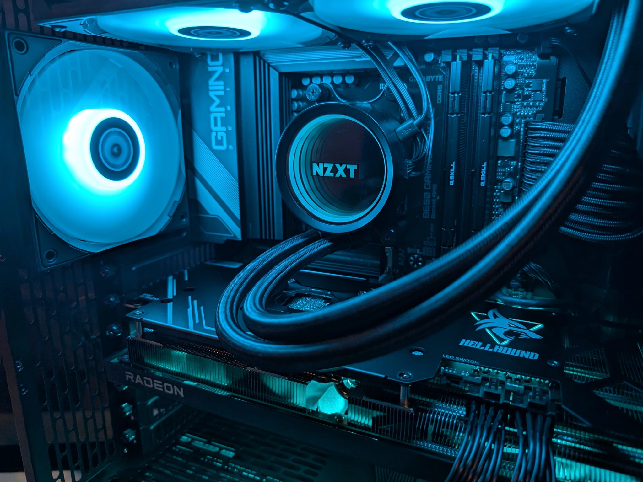 Fractal North Wood Gaming RGB PC - Ryzen 5 7600X / Radeon RX 7700XT 12GB / 32GB DDR5 / 2TB SSD / AIO