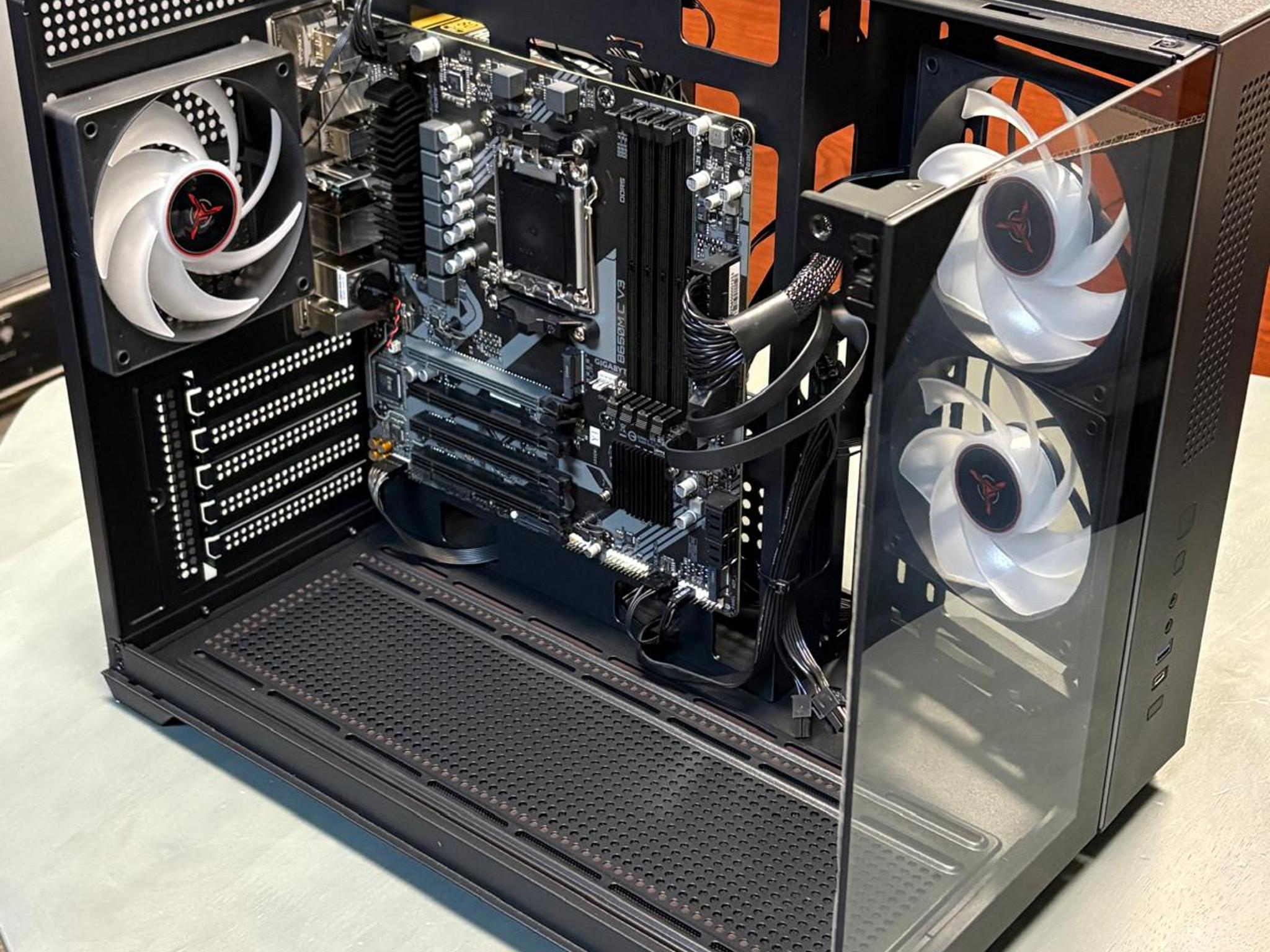 NEW – Skytech Gaming CRYSTAL Case with Gigabyte B650M C V3 DDR5 Motherboards & 650W Gold Gamdias PSU