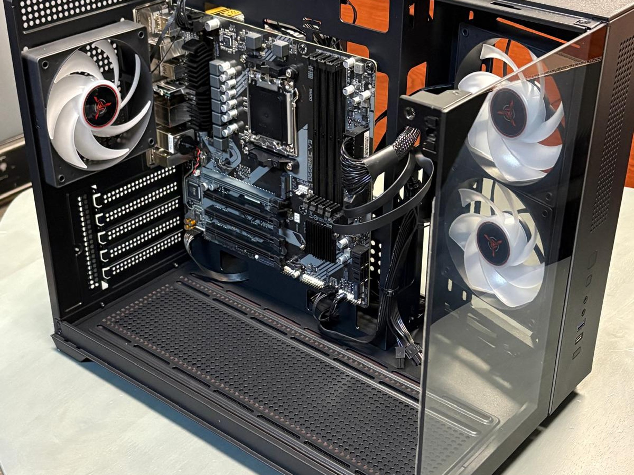 NEW – Skytech Gaming CRYSTAL Case with Gigabyte B650M C V3 DDR5 Motherboards & 650W Gold Gamdias PSU