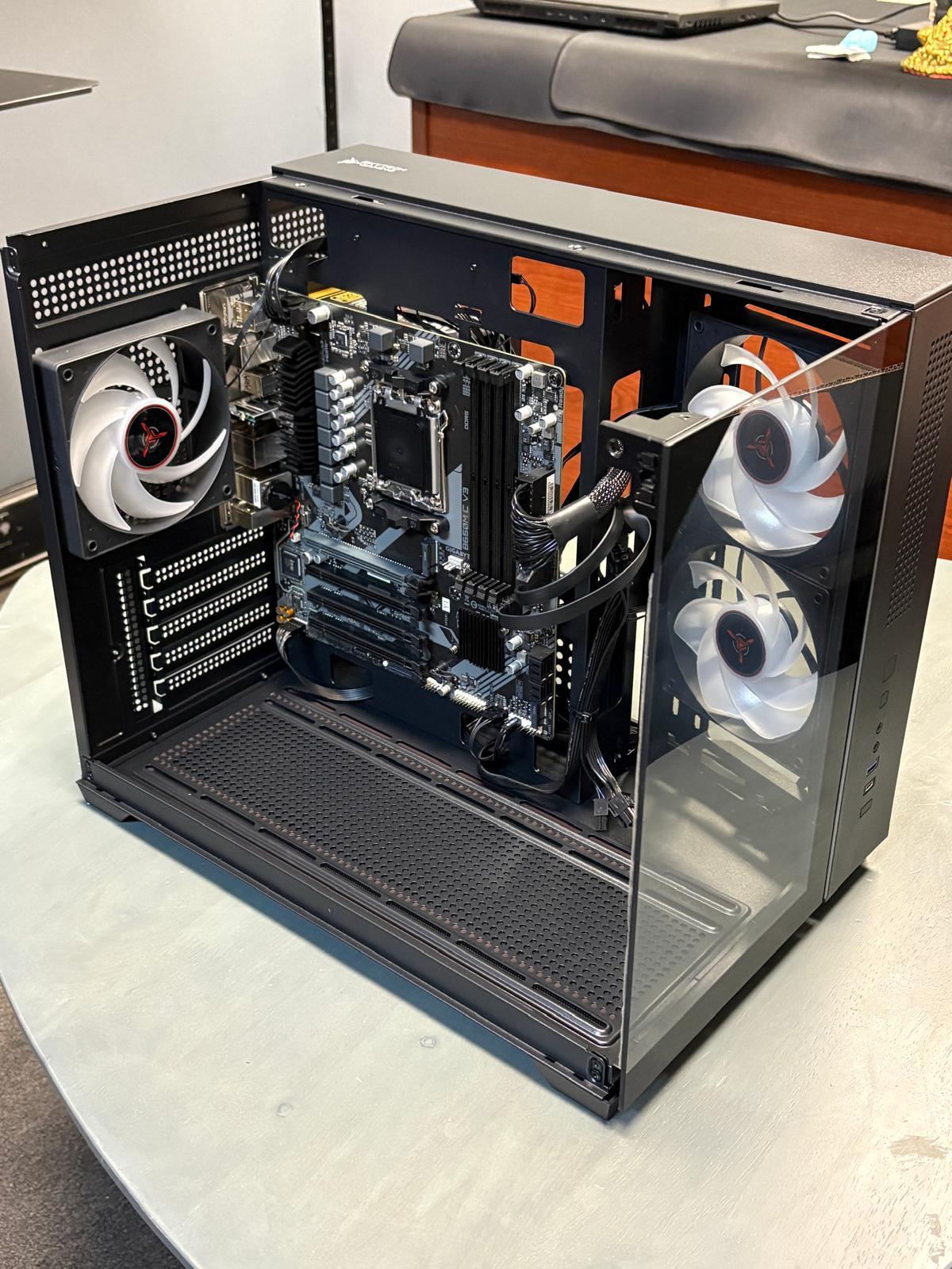 NEW – Skytech Gaming CRYSTAL Case with Gigabyte B650M C V3 DDR5 Motherboards & 650W Gold Gamdias PSU