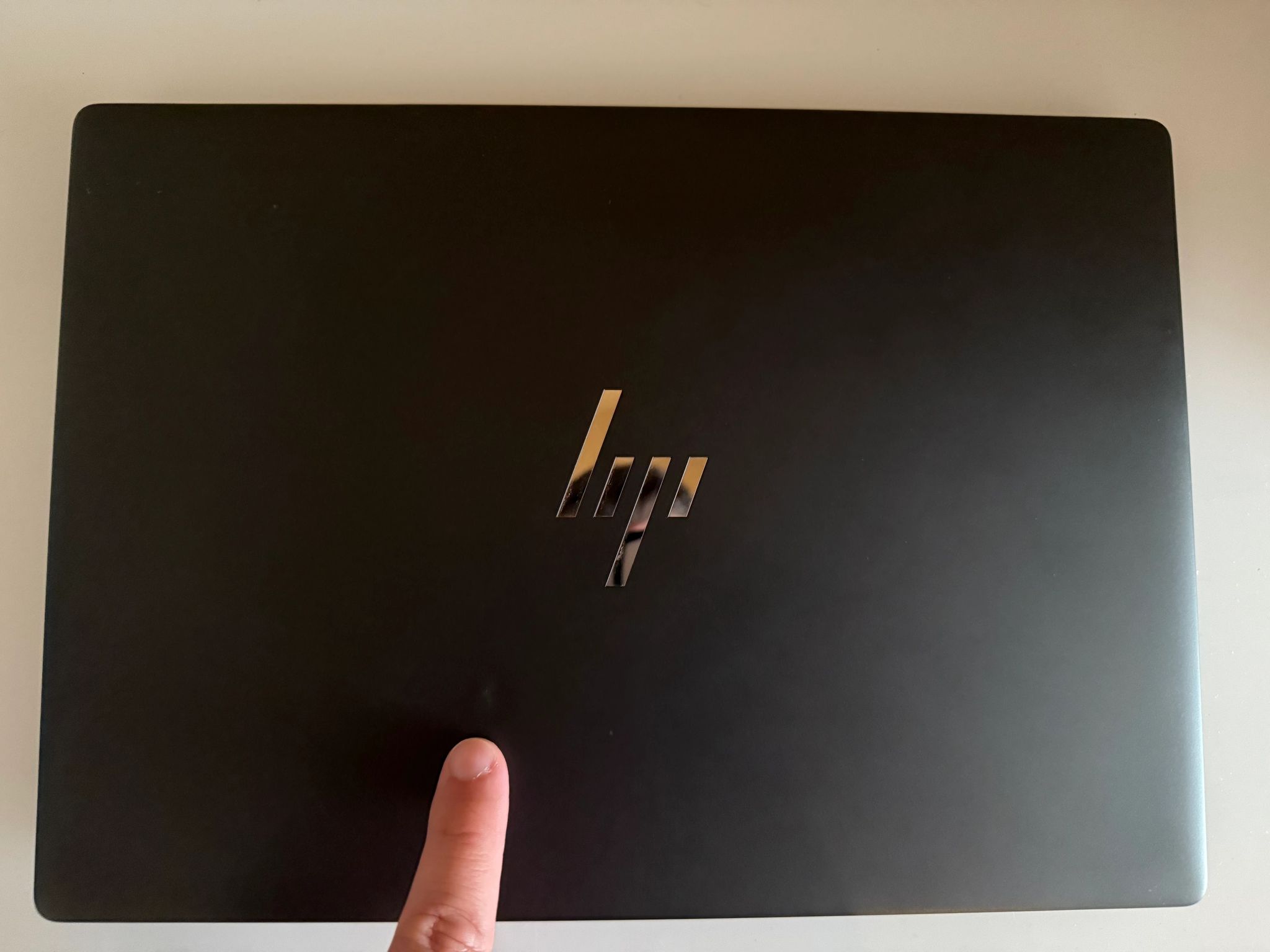 $1400 laptop for $400-HP Dragonfly Pro One 2024 laptop, under warranty. 7736u CPU and 680M igpu.