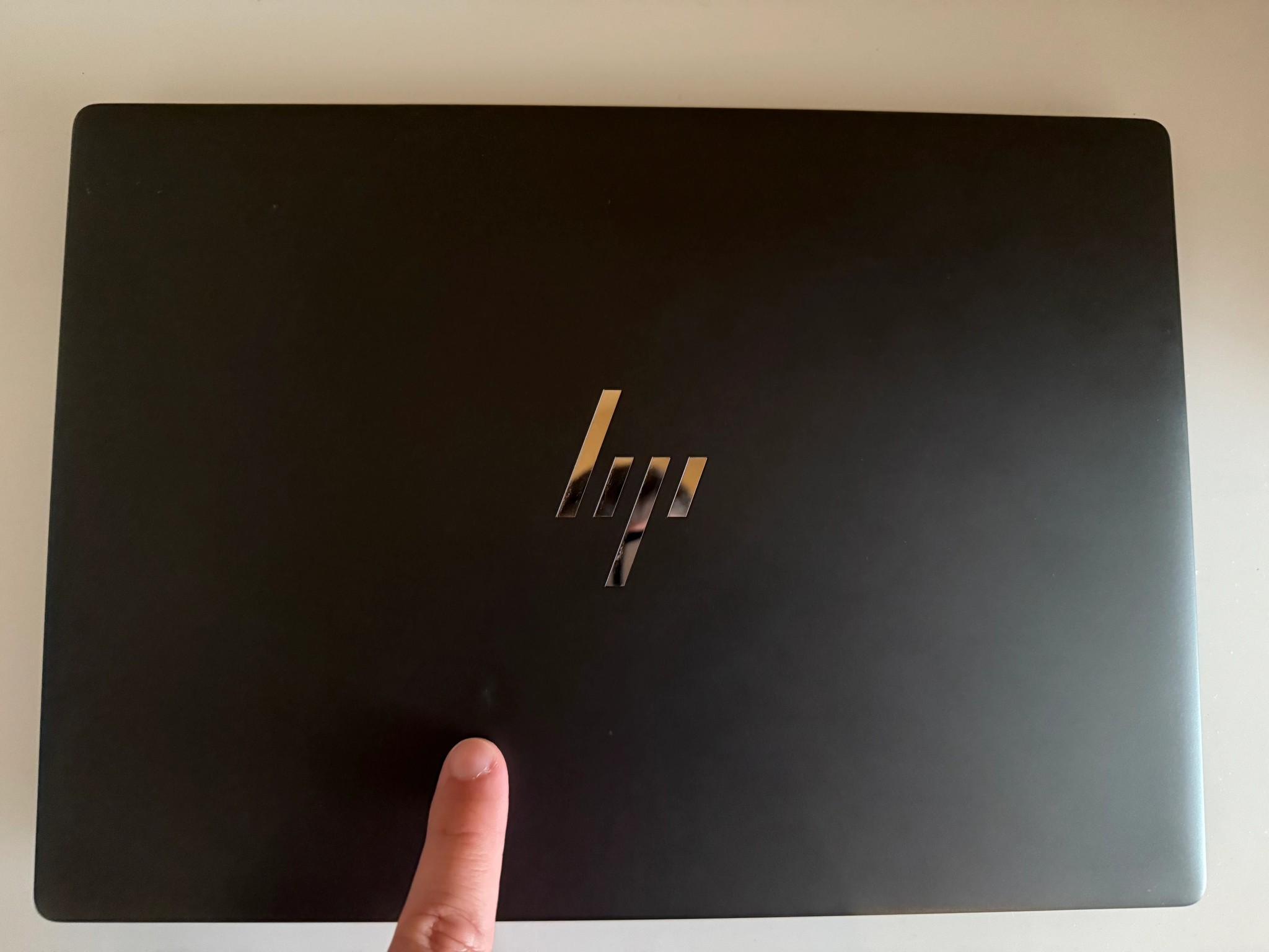 $1400 laptop for $400-HP Dragonfly Pro One 2024 laptop, under warranty. 7736u CPU and 680M igpu.