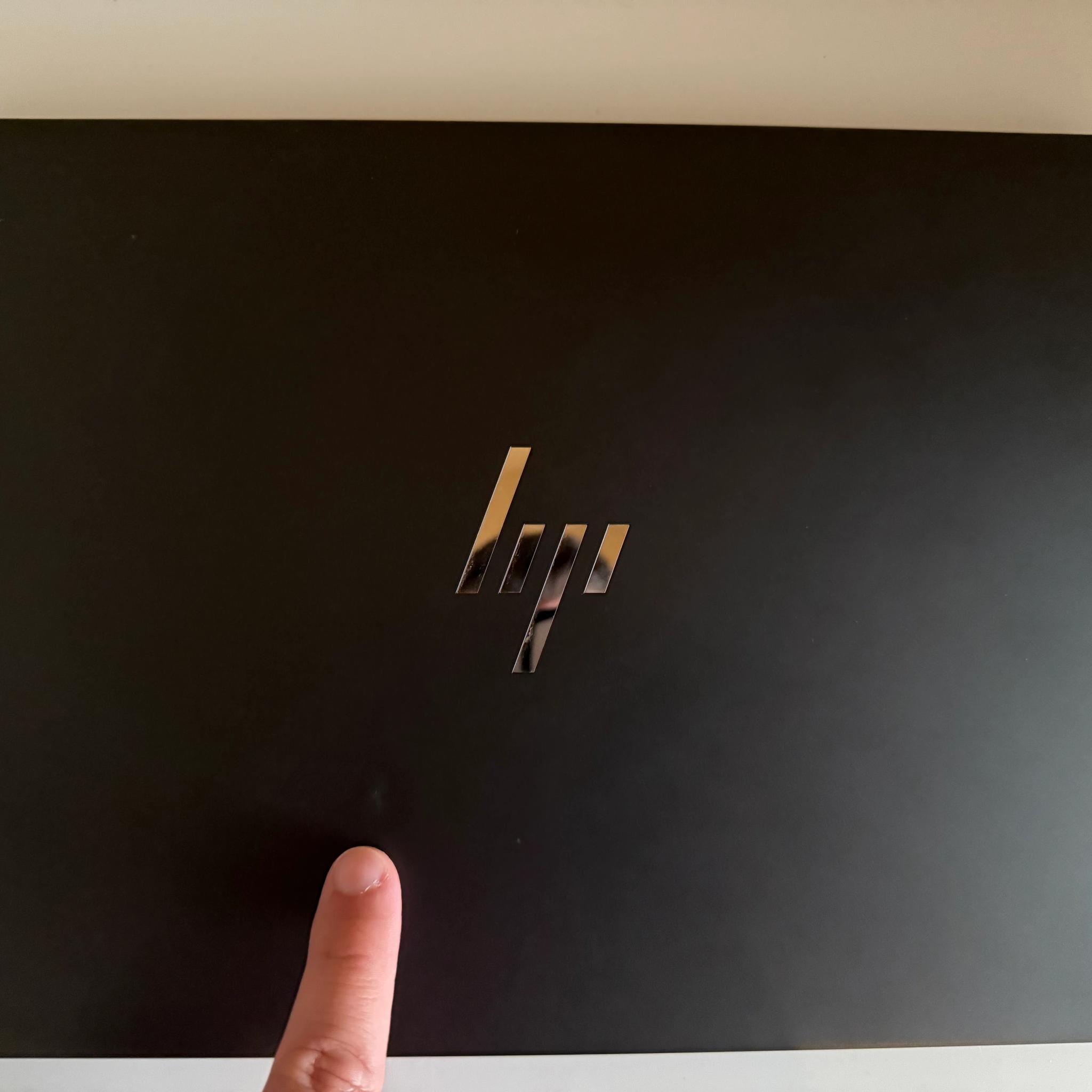 $1400 laptop for $400-HP Dragonfly Pro One 2024 laptop, under warranty. 7736u CPU and 680M igpu.