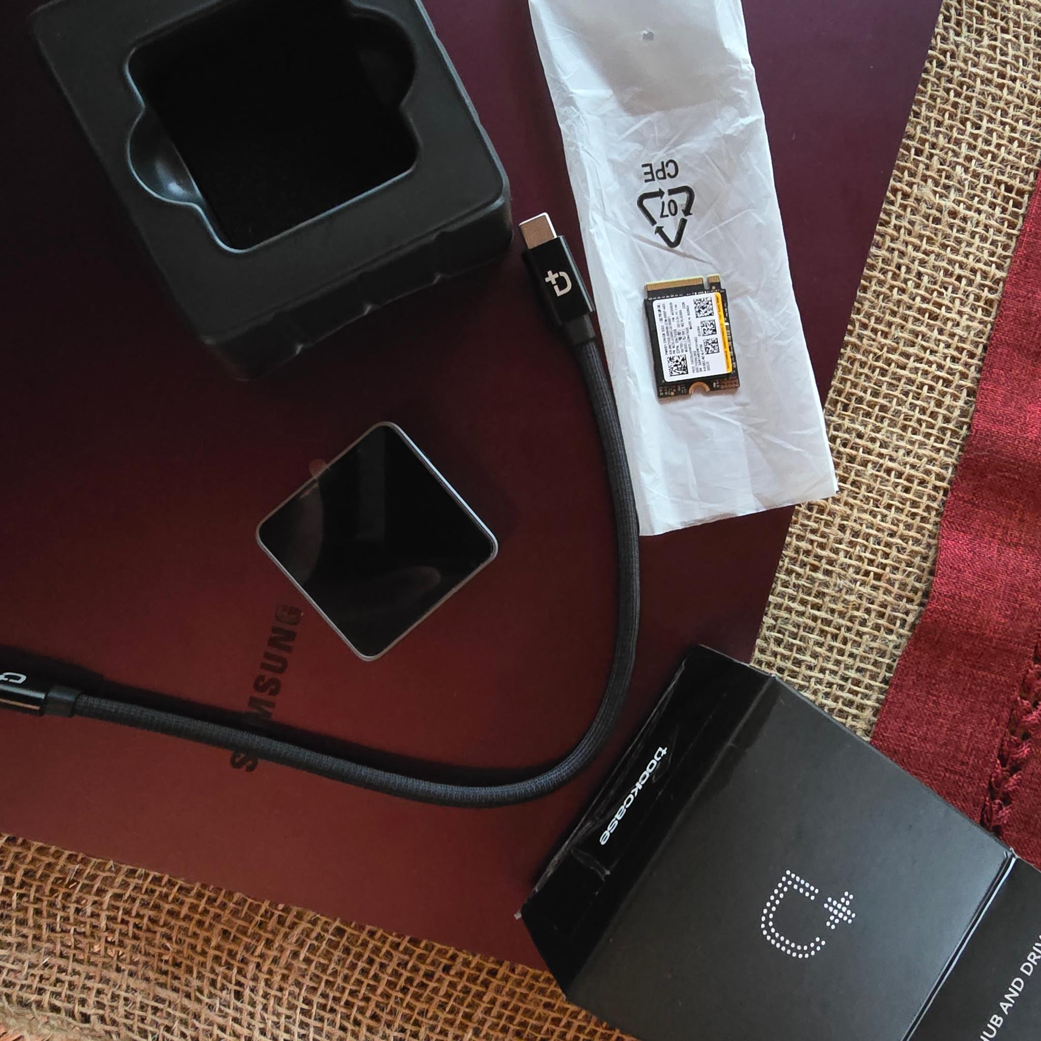 DockCase Pocket M.2 2230 NVMe Enclosure 3s PLP USB 3.2 Gen 2 Type-C (10 Gbps) W/ KIOXIA 256GB SSD