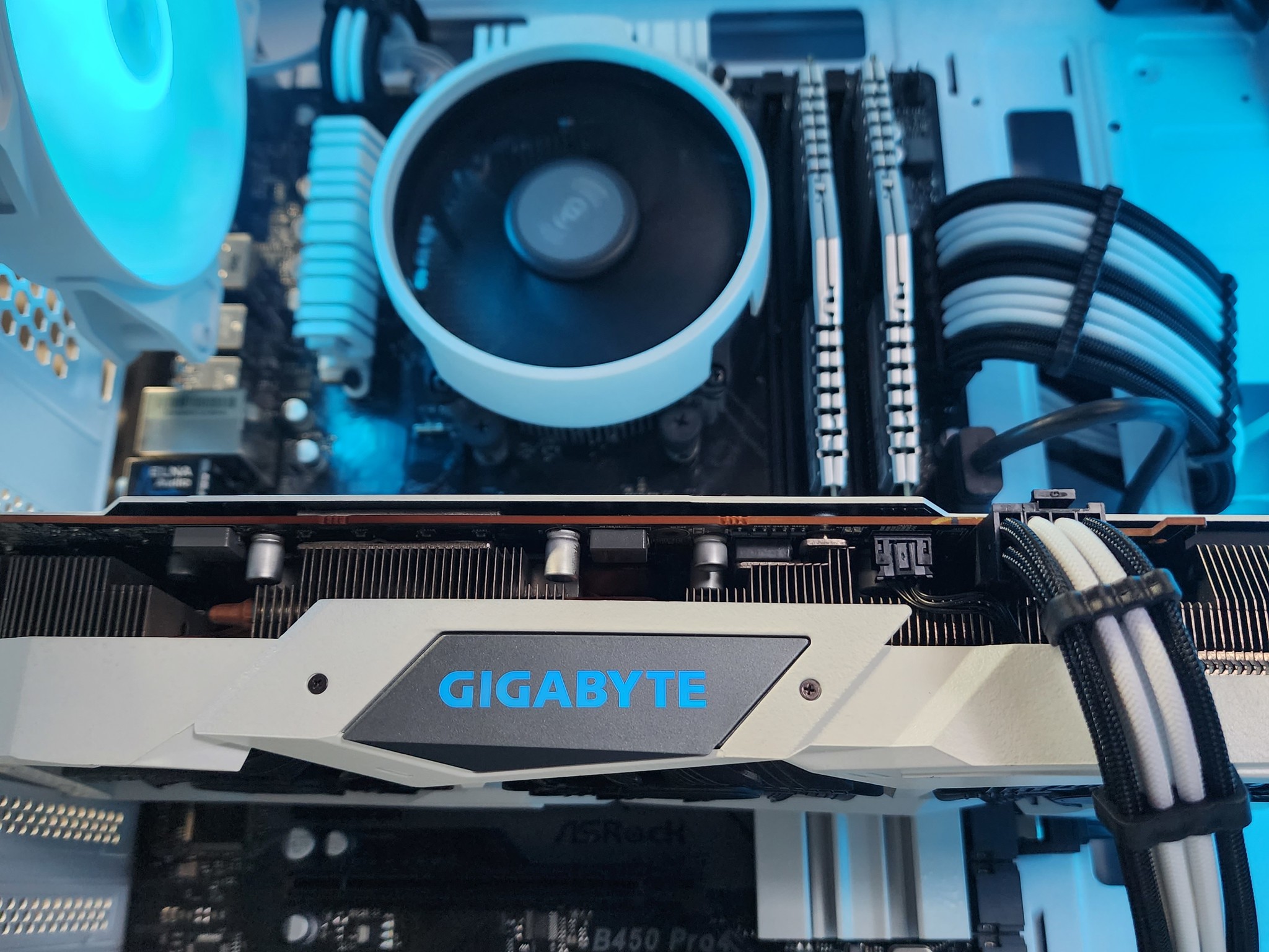 🧊🤍🧊 AMD Ryzen 7 1700 // Gigabyte Radeon RX 5700 8GB // XPG Z1 16GB 3200MHz