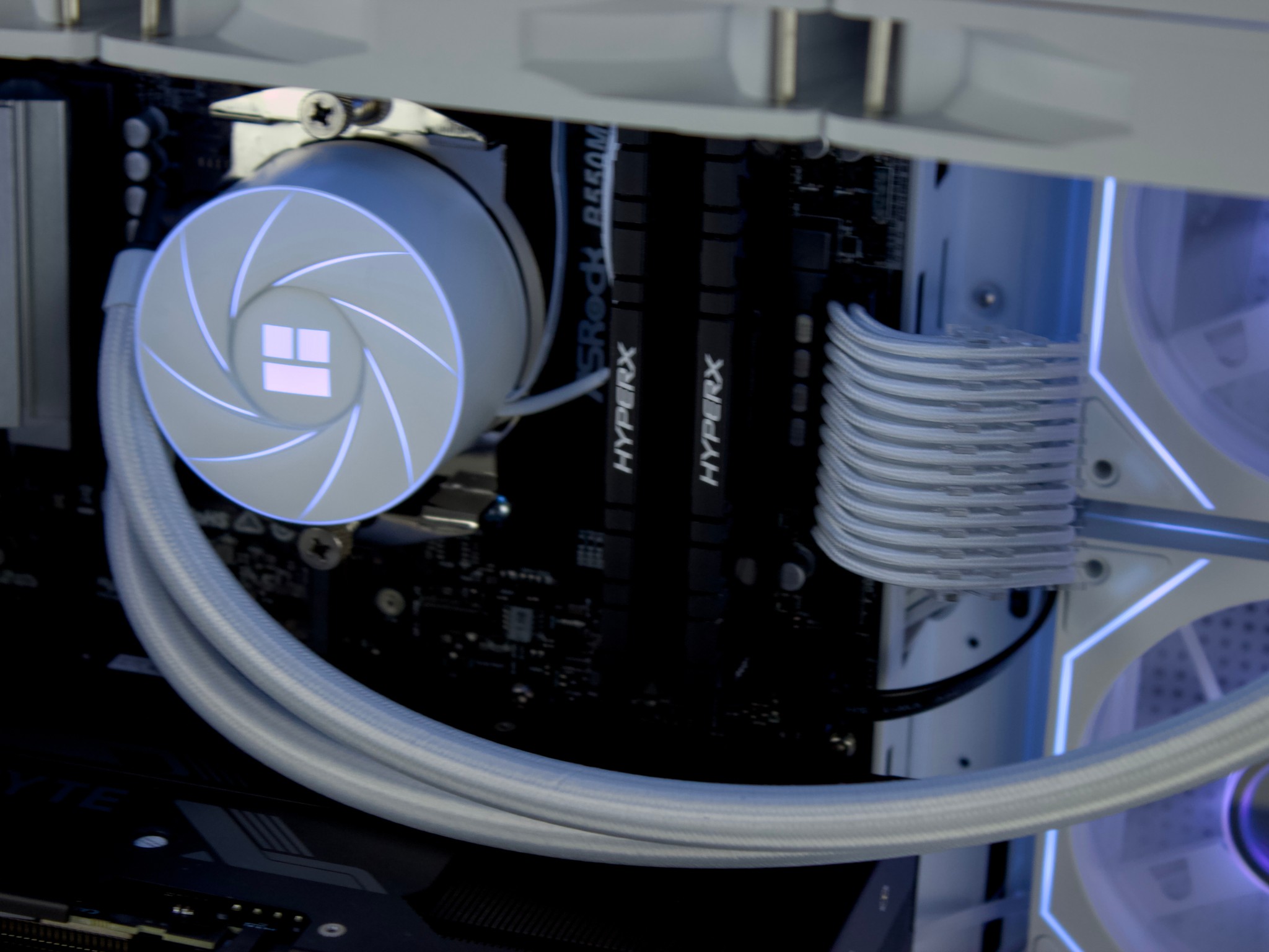 ❄️🧊💎- Whiteout 1440P Gaming PC | RTX 4070, Ryzen 7 5700X, 32GB RAM, 1TB SSD ❄️🧊💎