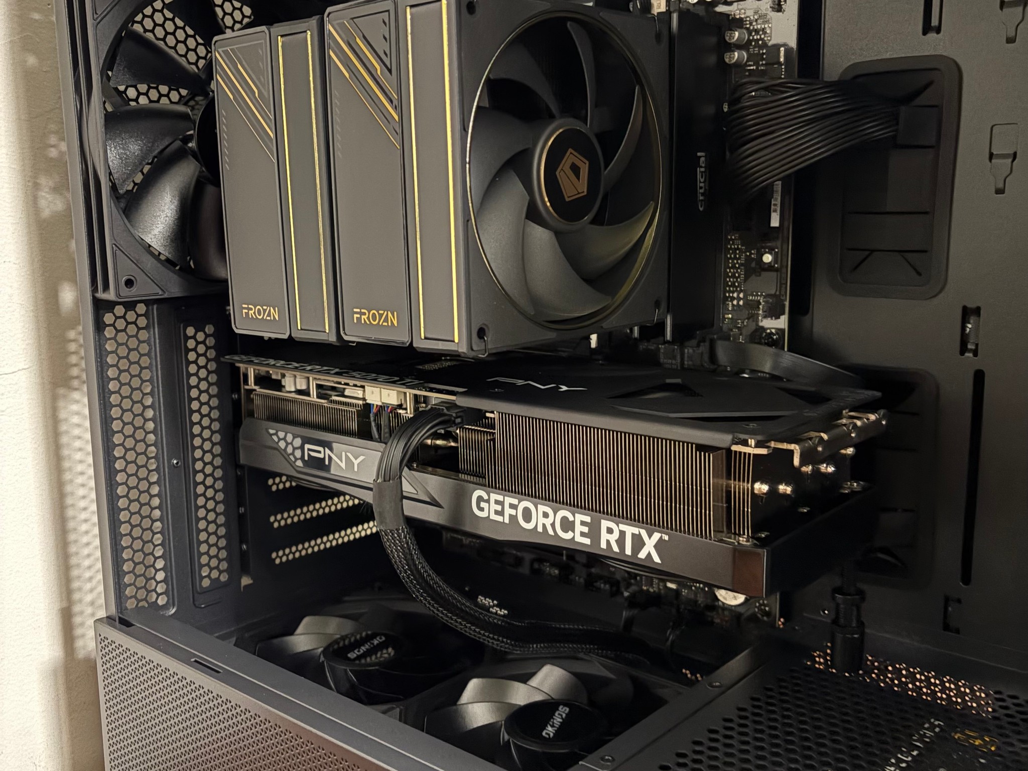 RTX 5070 Ti | Ryzen 5 7600X3D | 32GB DDR5 | 2TB NVMe | ATX 3.1 850W | Okionos Air Cross (ATX)