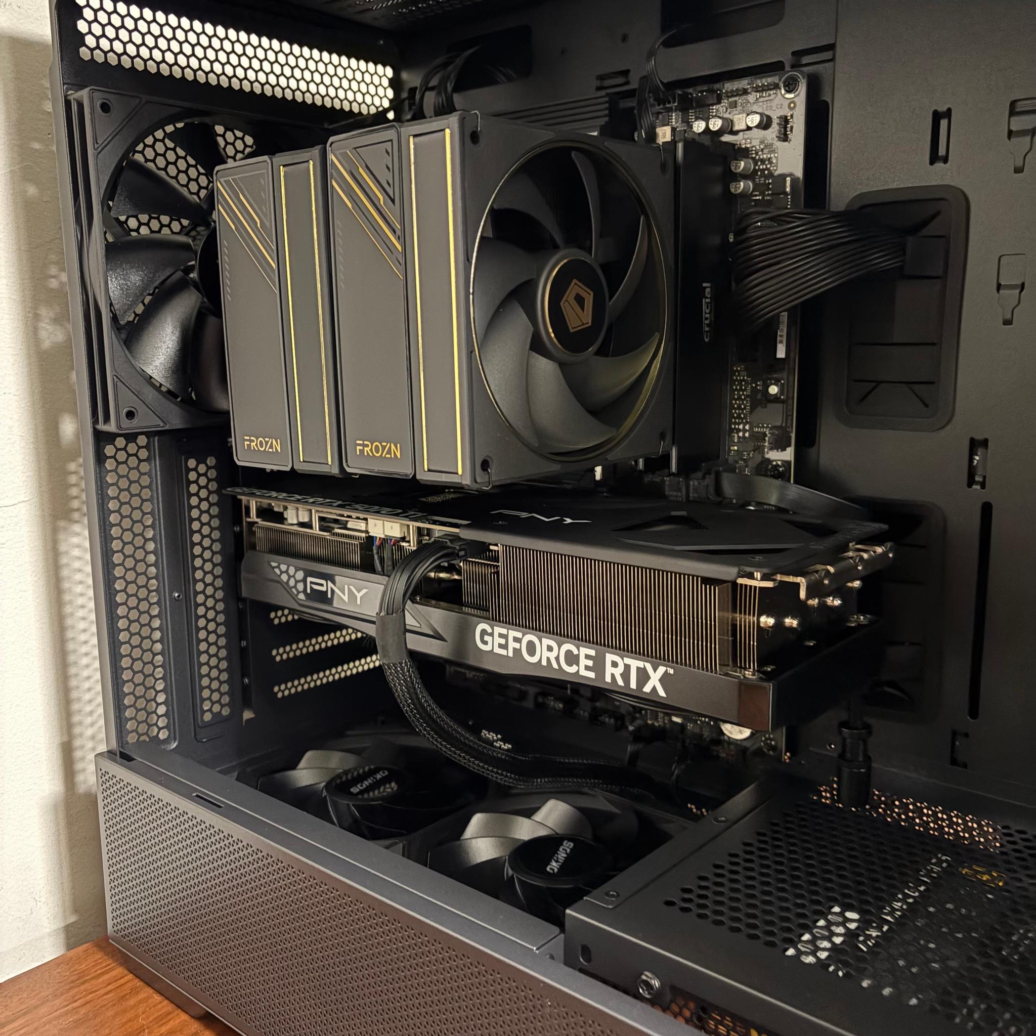 RTX 5070 Ti | Ryzen 5 7600X3D | 32GB DDR5 | 2TB NVMe | ATX 3.1 850W | Okionos Air Cross (ATX)