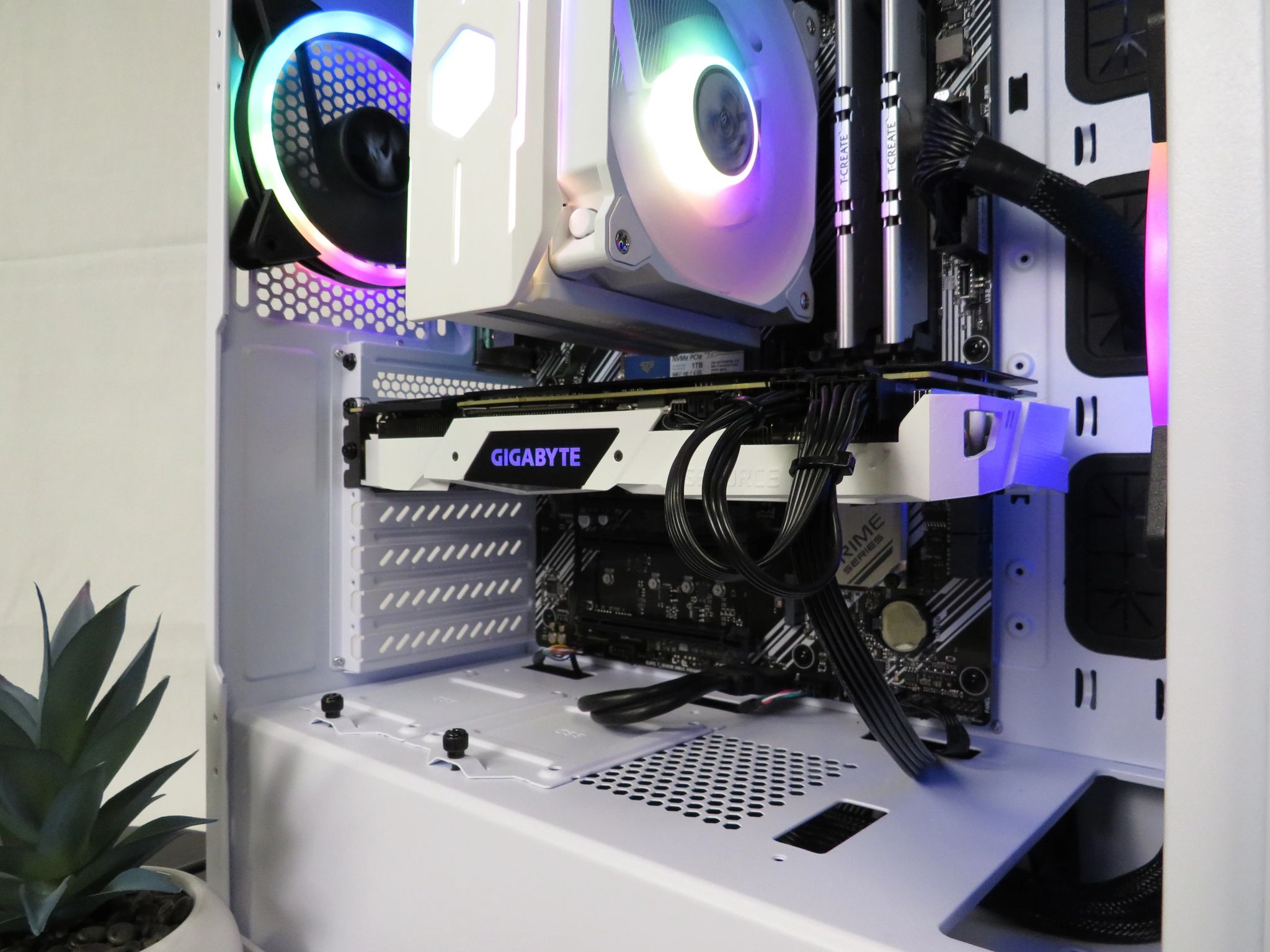 Black and White Beauty! RTX 2080 + Ryzen 5 2600X + 16 GB DDR4 + 1 TB NVME