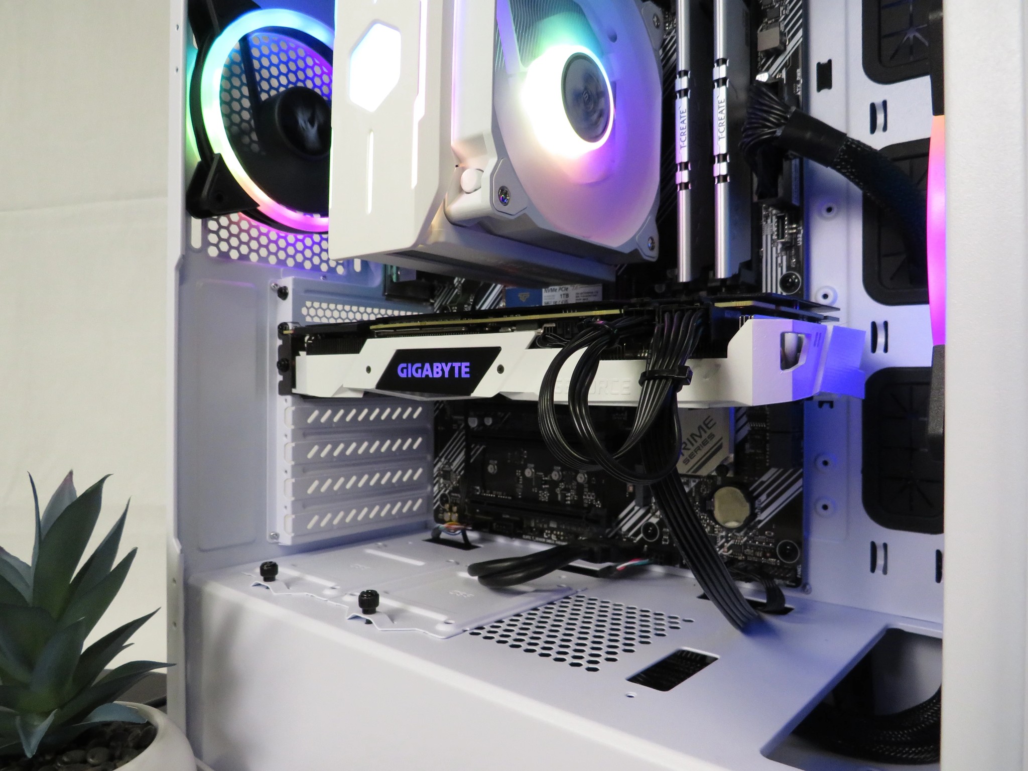 Black and White Beauty! RTX 2080 + Ryzen 5 2600X + 16 GB DDR4 + 1 TB NVME