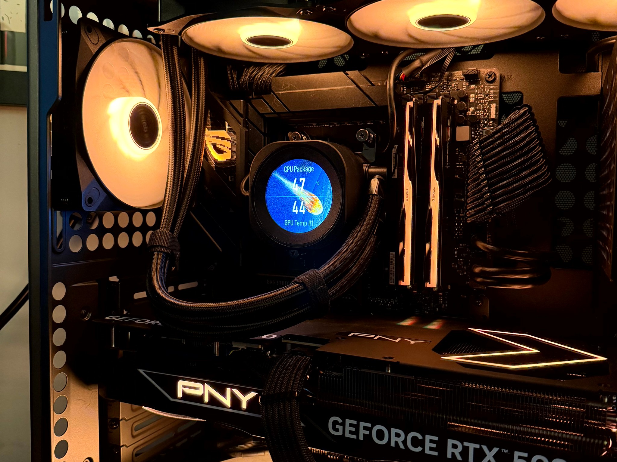 Iron Meteor - RTX 5080 OC | Ryzen 7 9850x3d | 32GB @6400MT | 2TB gen 5 NVMe  | 1000W Platinum PSU