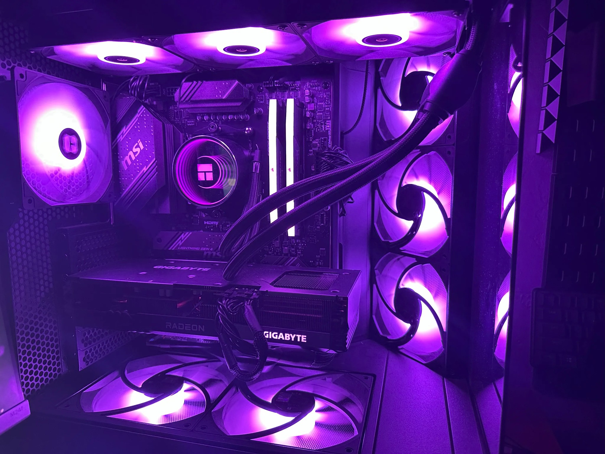 ON SALE! Sleek Black Fishtank RGB Gaming PC – GPU : 7600XT CPU : 7700