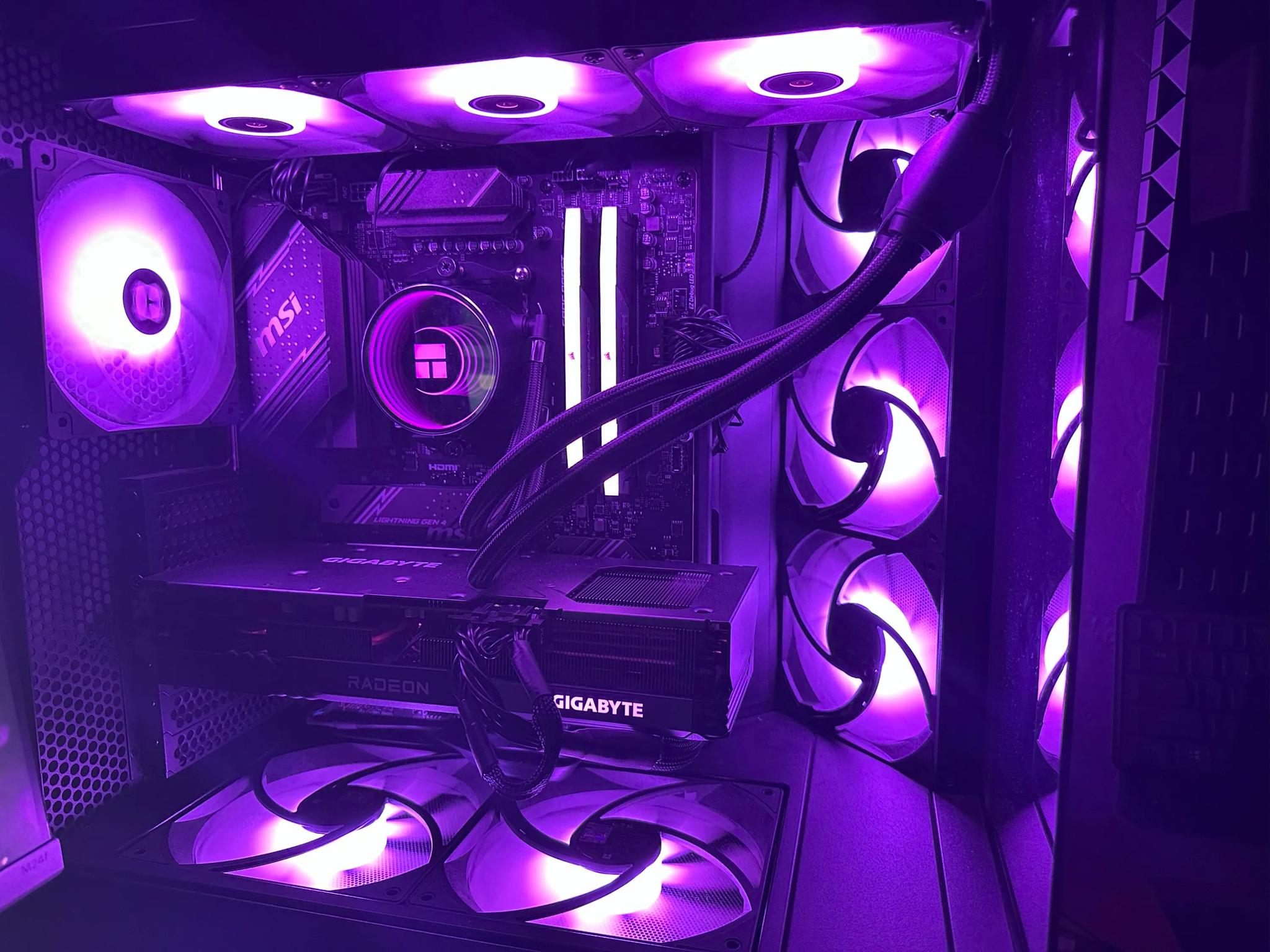 ON SALE! Sleek Black Fishtank RGB Gaming PC – GPU : 7600XT CPU : 7700
