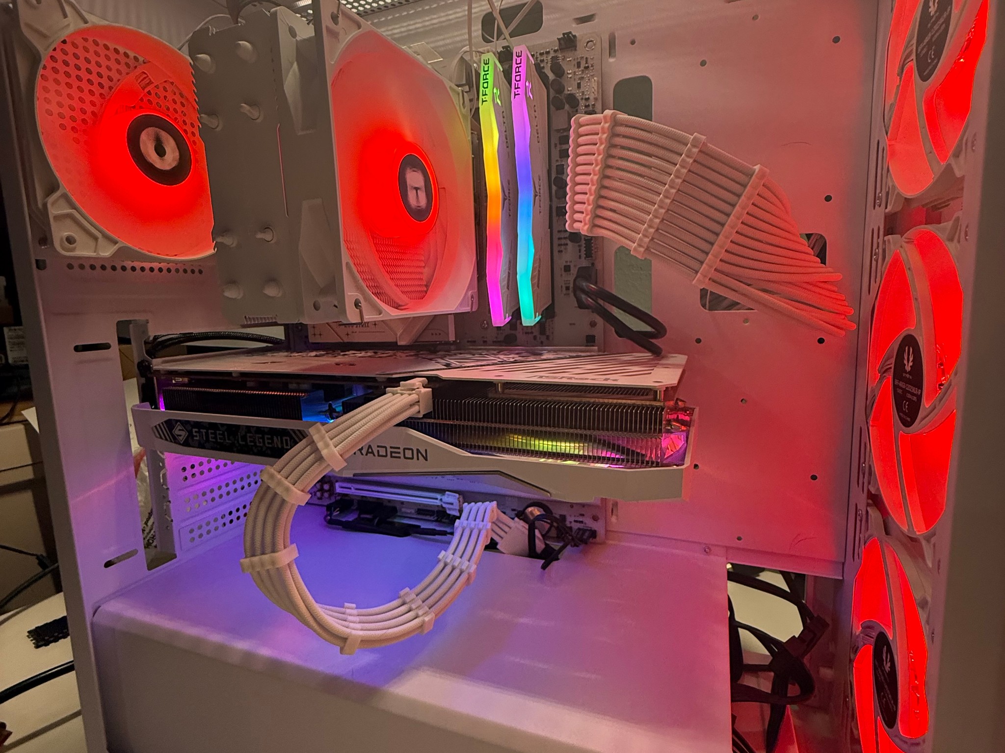 🔥 High-Performance Gaming PC – RX 7600 / Ryzen 5 9600X (White Build) 🔥