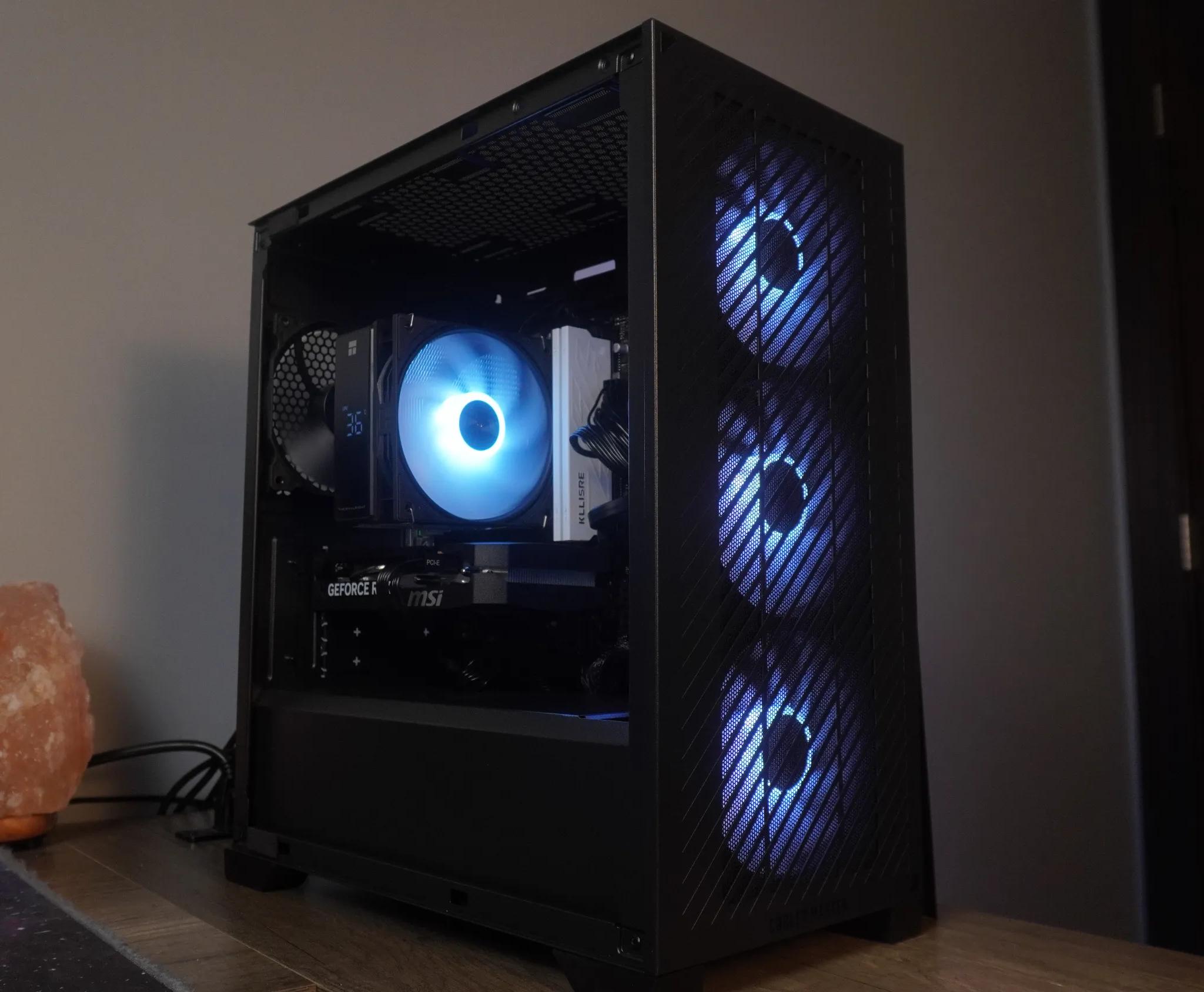 🖤STEALTH🖤 1440/1080p NEW GEN GAMING MACHINE 💚RTX 5060 🧡 Ryzen 5 3600 | 32GB | 1TB | WIFI