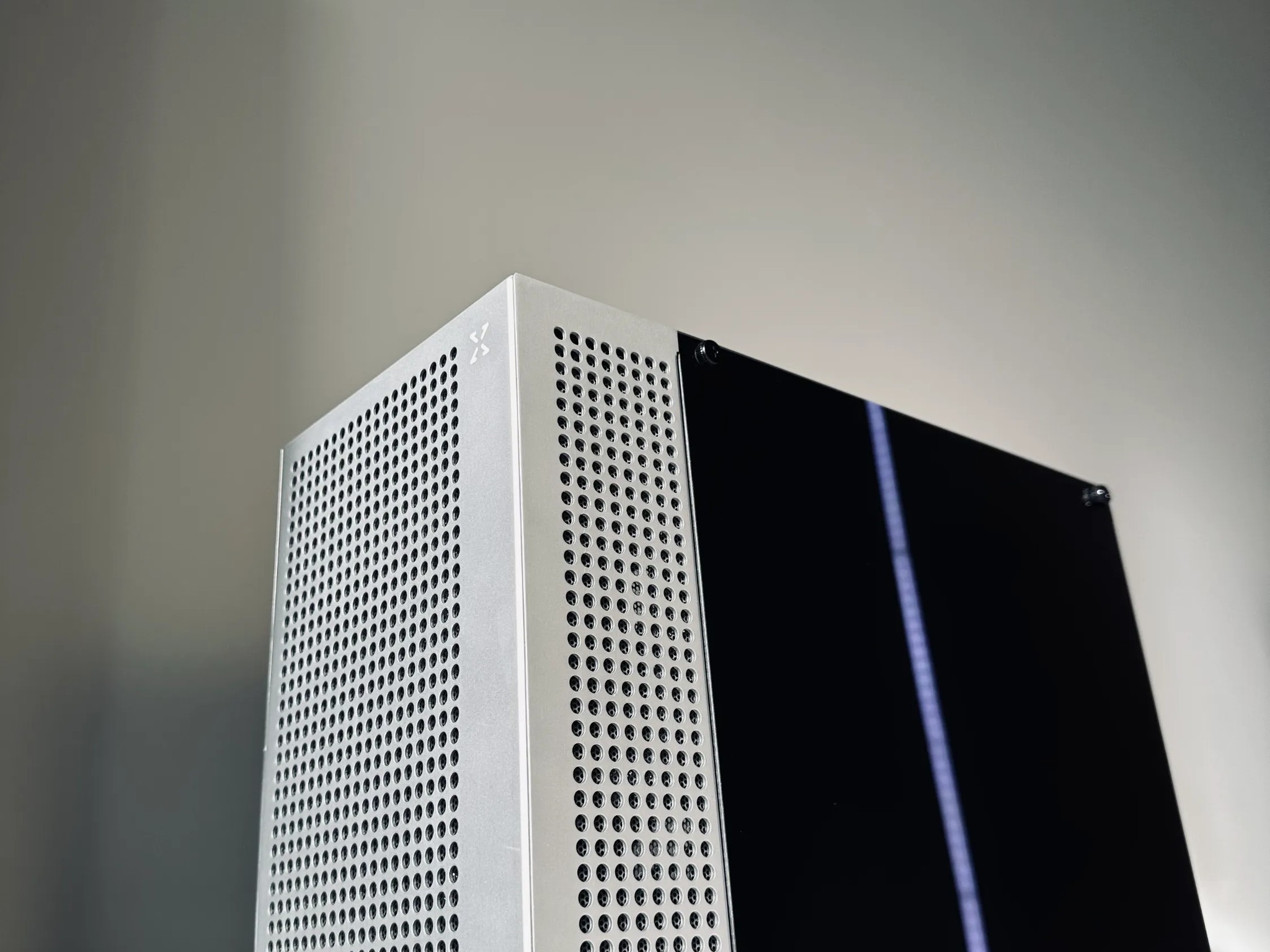 Platinum Minimal SFF PC Build (7800X3D + 9070XT)