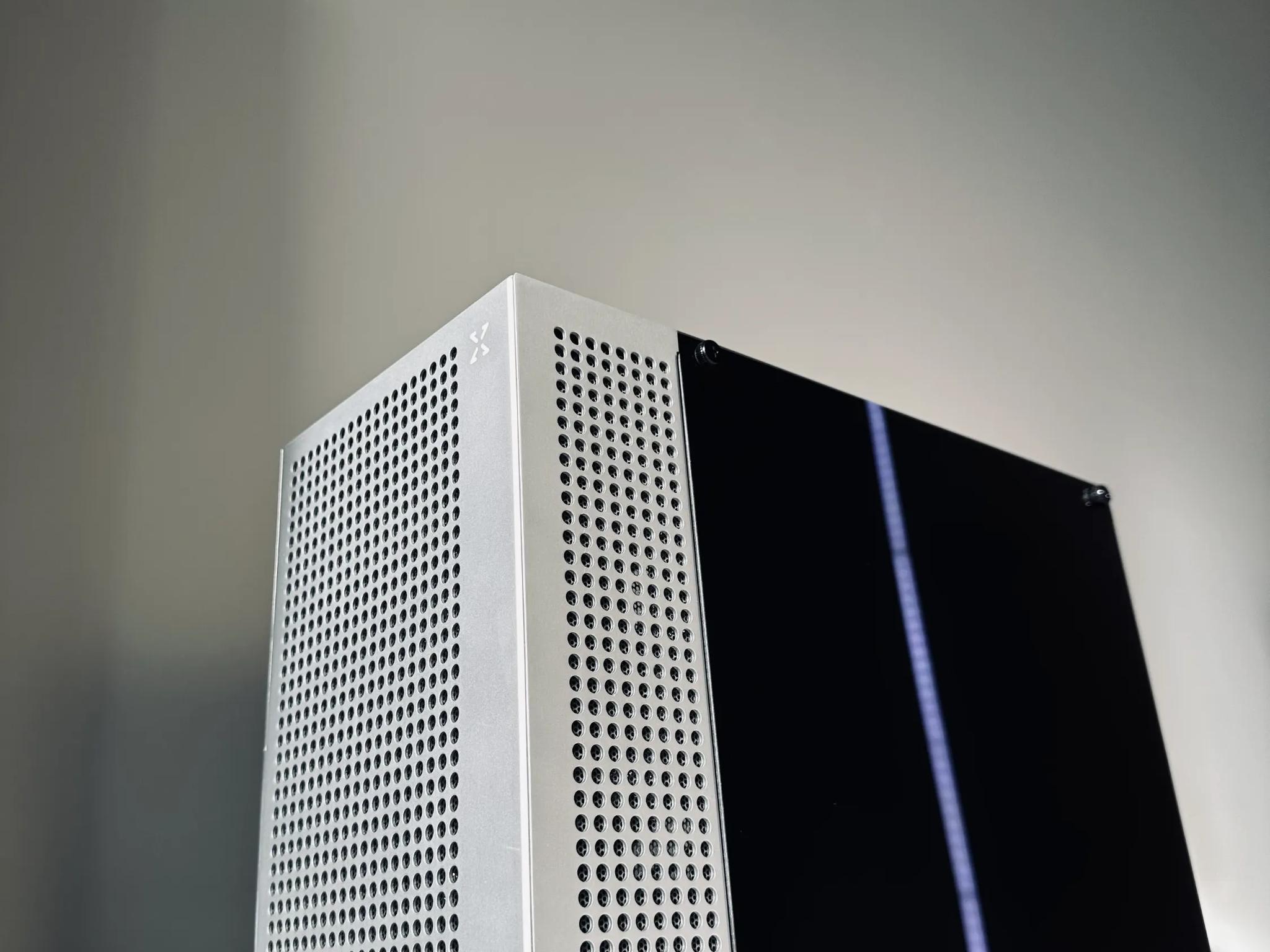 Platinum Minimal SFF PC Build (7800X3D + 9070XT)