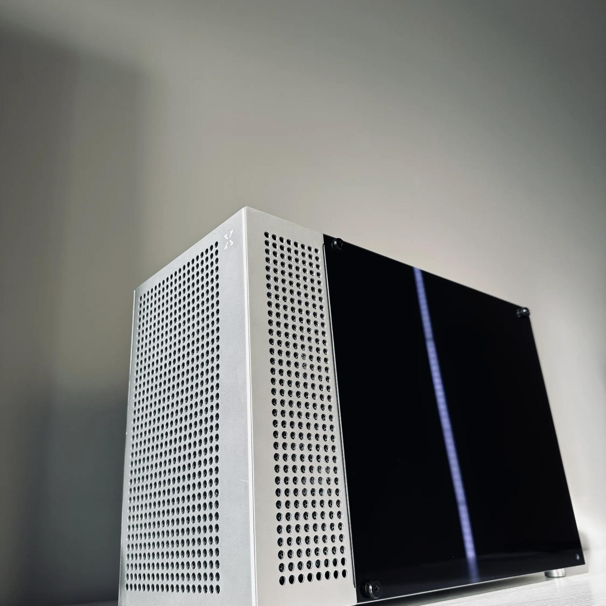Platinum Minimal SFF PC Build (7800X3D + 9070XT)