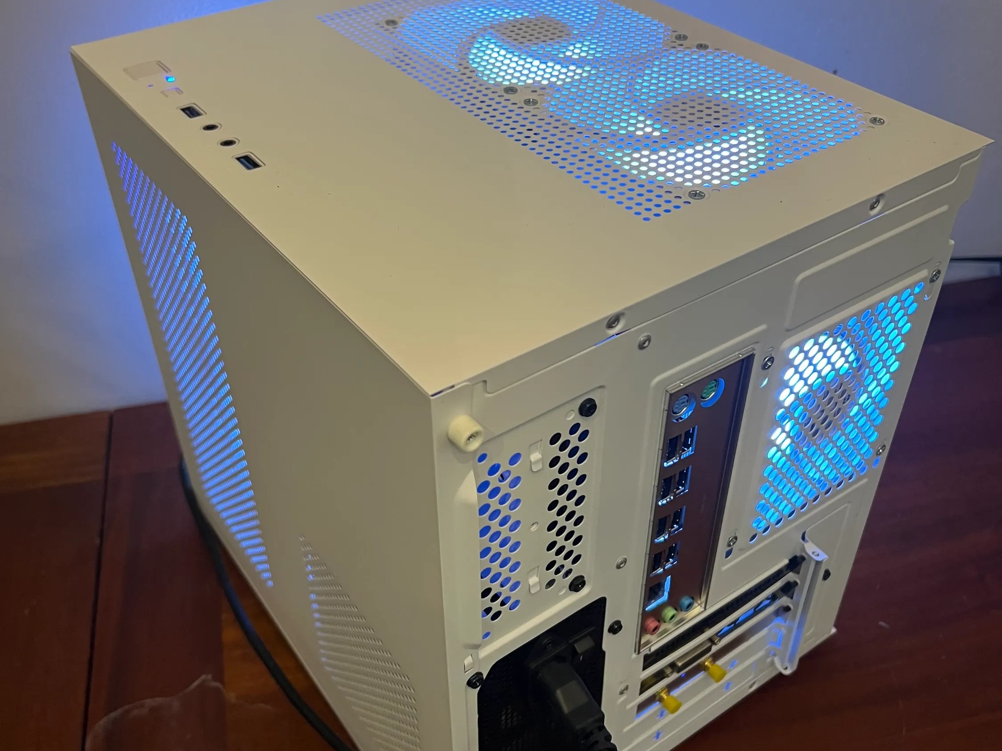 Intel 10 Core White Gaming PC RX 580 1tb Storage 32GB RAM WIFi WINDOWS 11 Pro