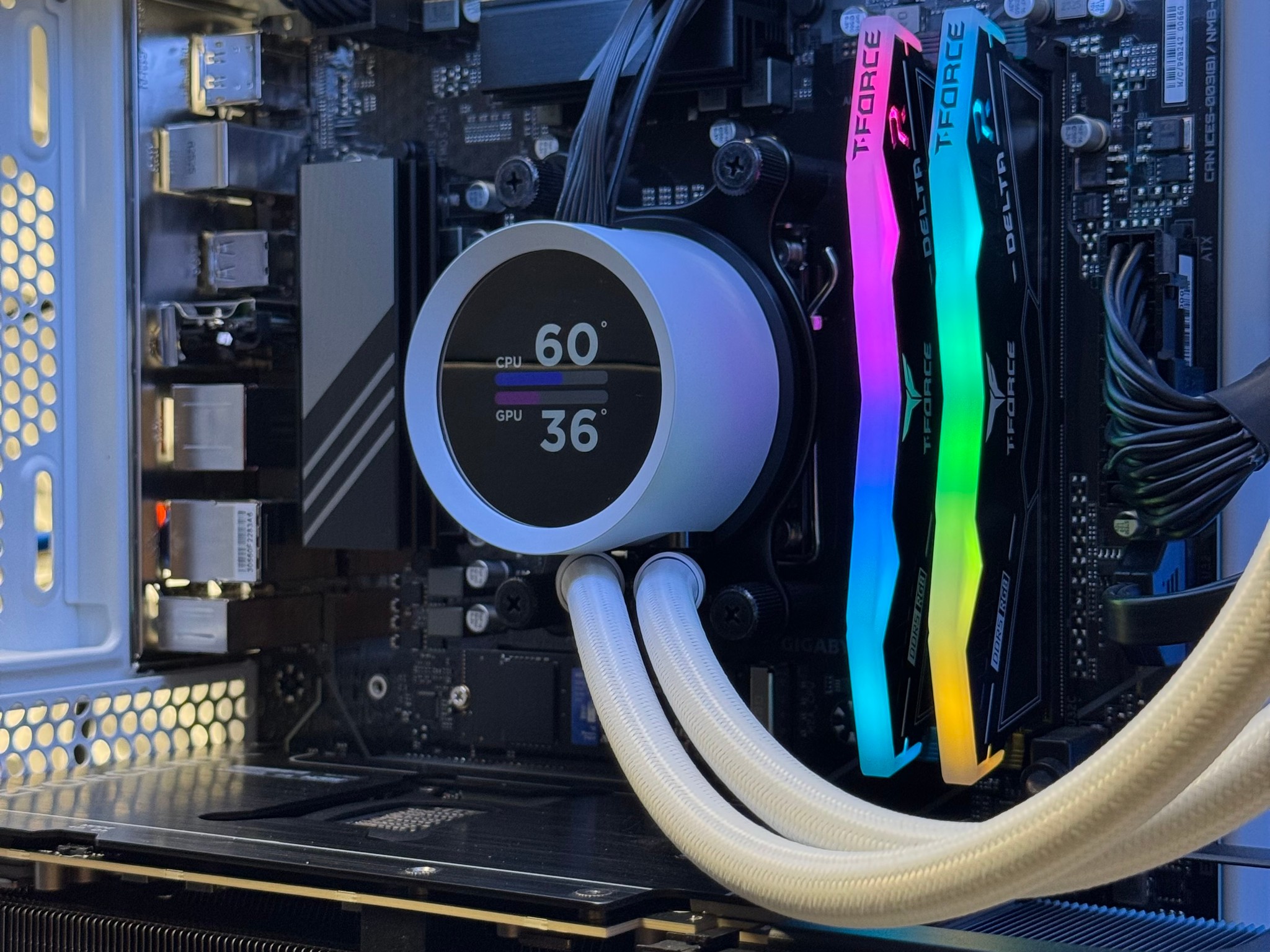 1440p/4k high end Creator pc / RTX 5070 Ti / Ryzen 7 9700x / 32GB DDR5 / 2TB SSD / liquid cooled