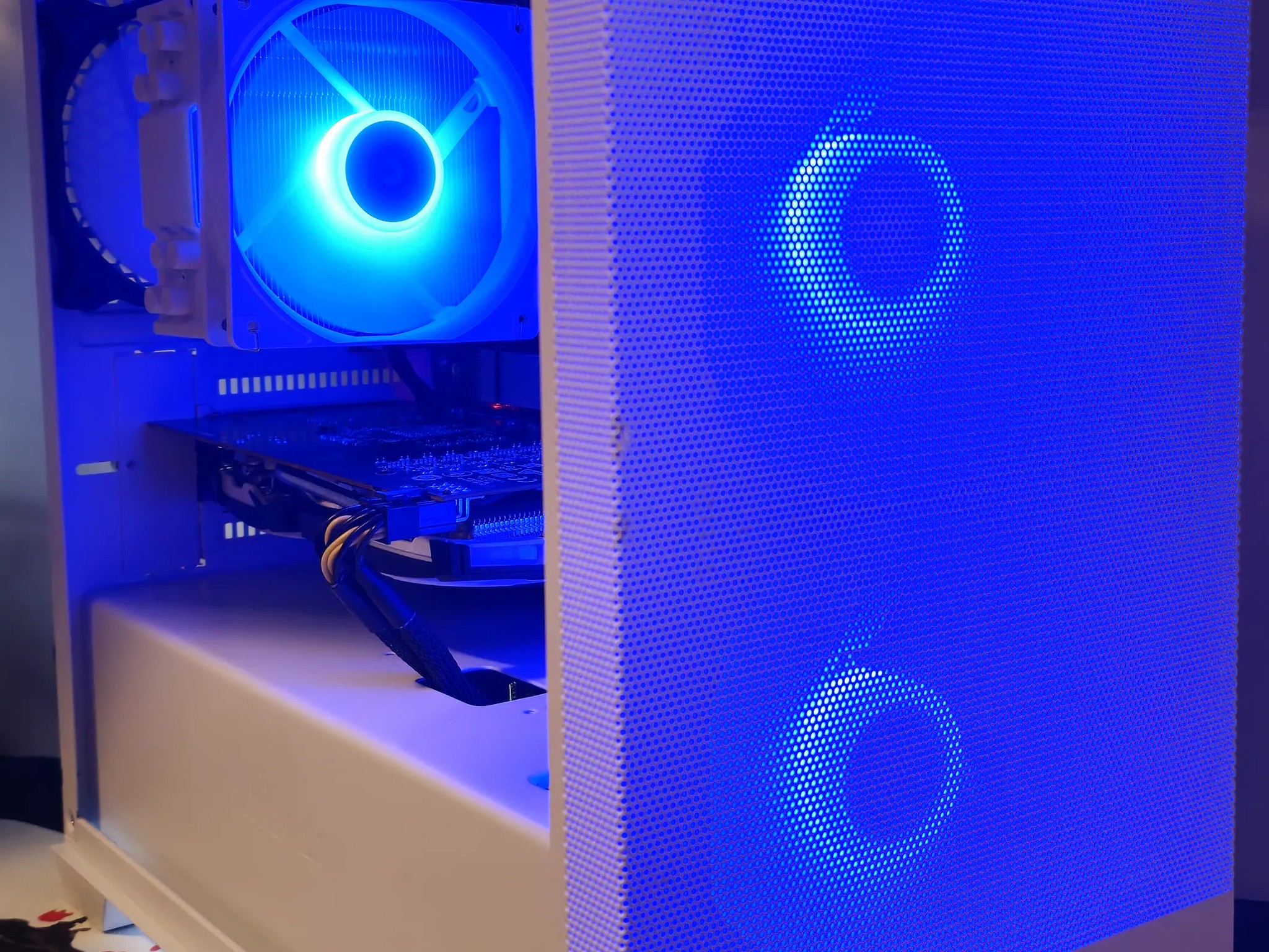 Frosty Mini Mesh Ryzen 5 5600X / 16GB DDR4/1TB SSD / RX6600 8GB