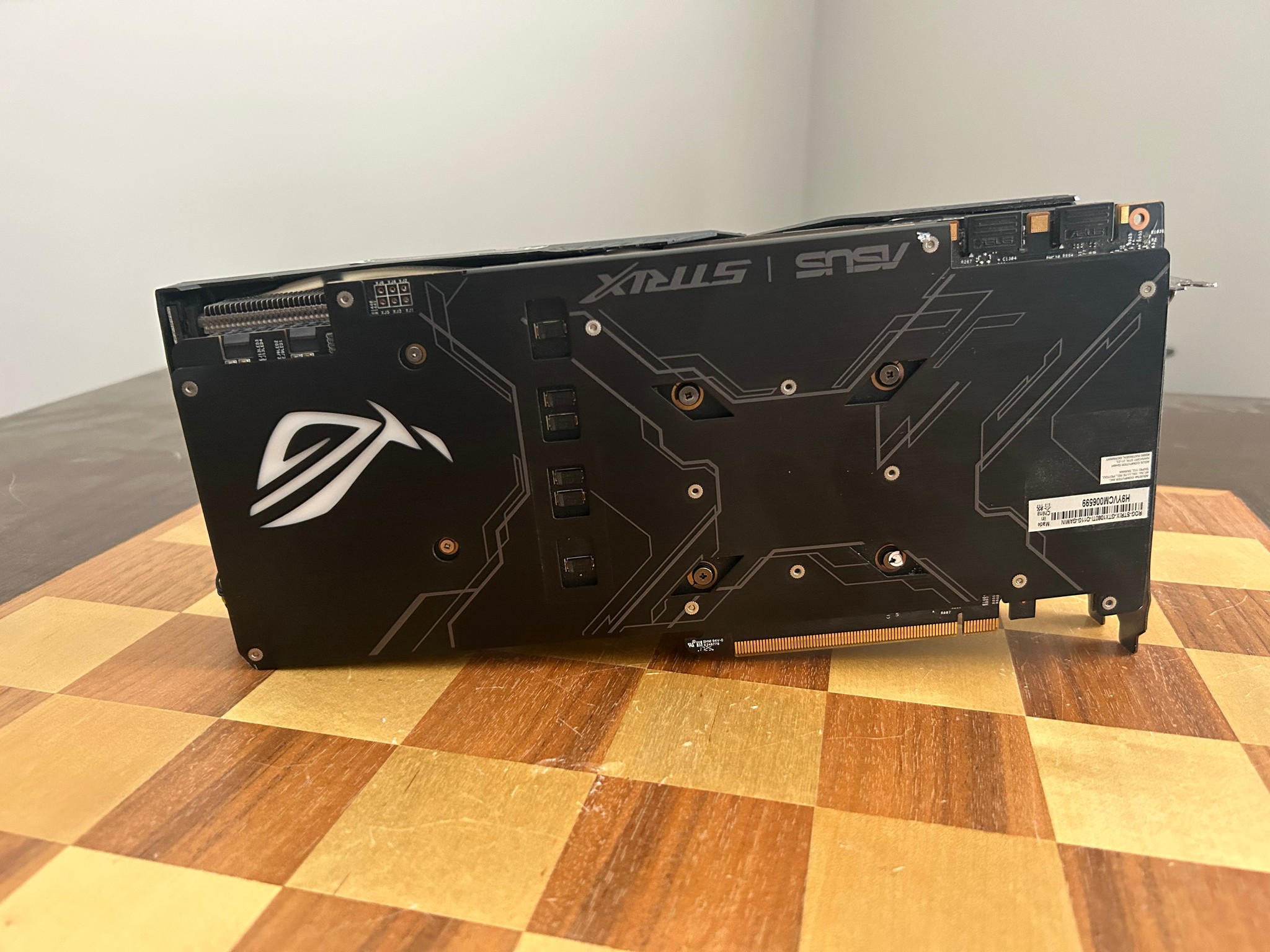 Asus ROG Strix GTX 1080Ti **SLIGHT DAMAGE**