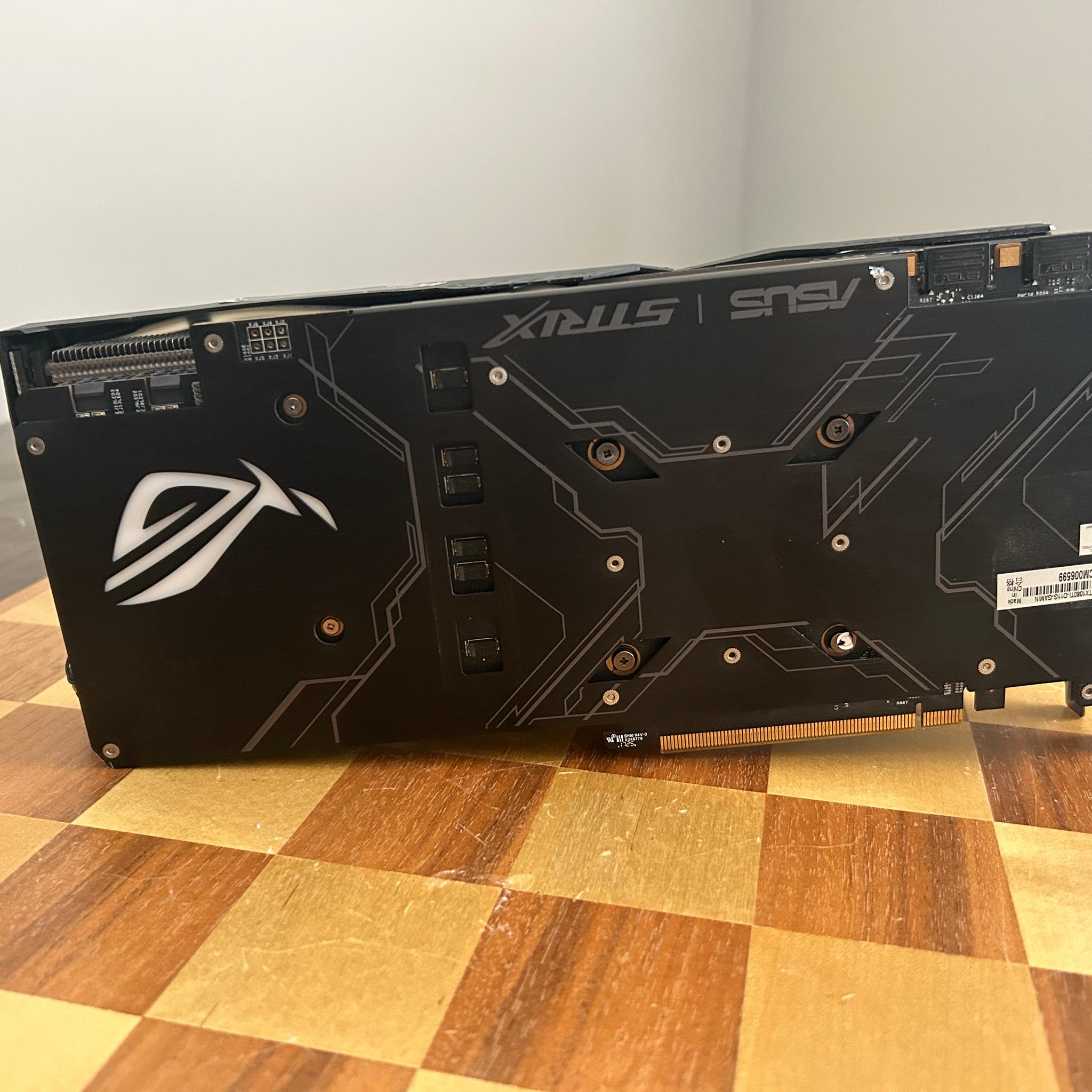 Asus ROG Strix GTX 1080Ti **SLIGHT DAMAGE**