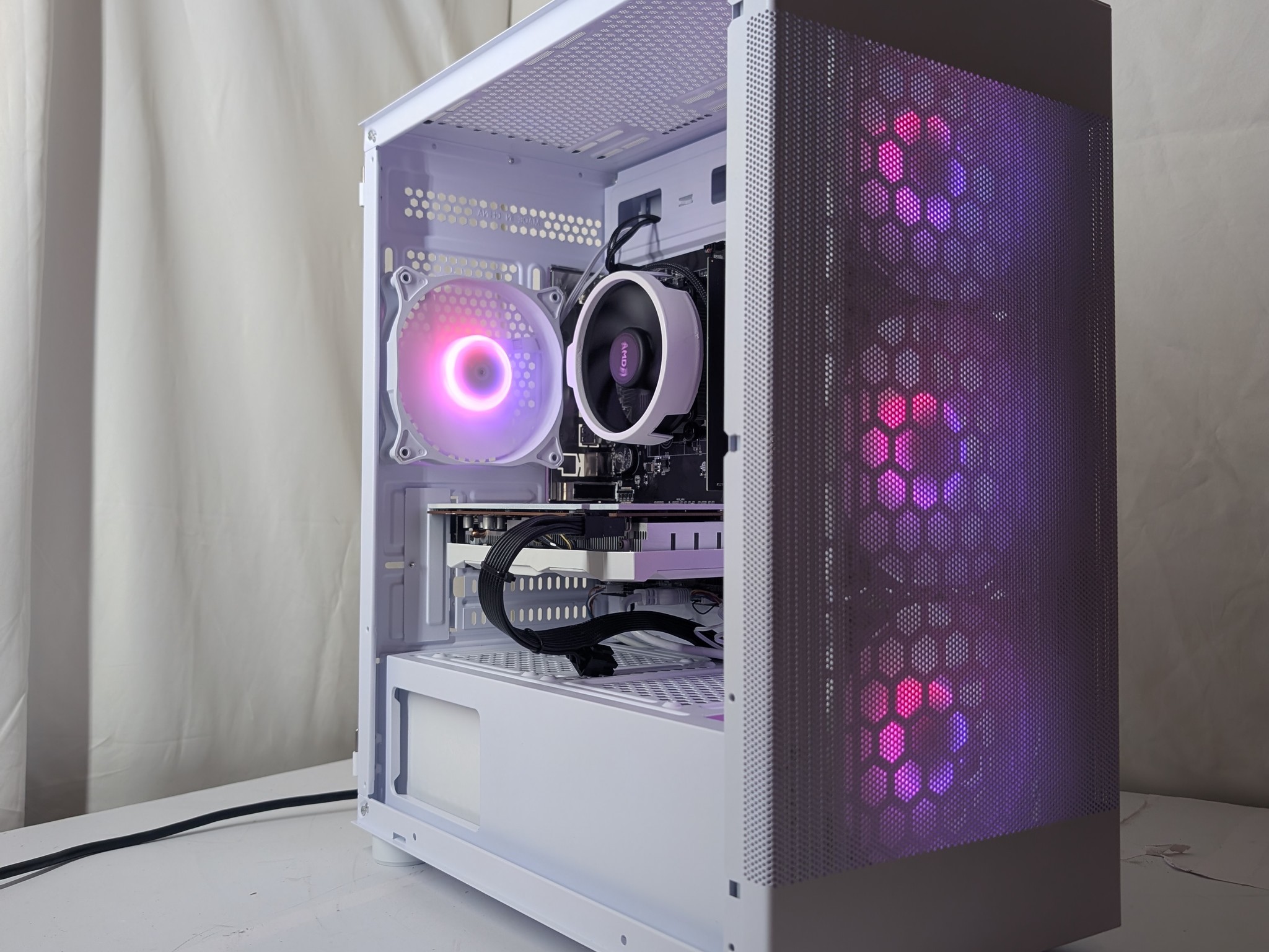 RX 6600XT | RYZEN 5 2600 | 500GB NVME | 16GB ddr4 | ALL WHITE