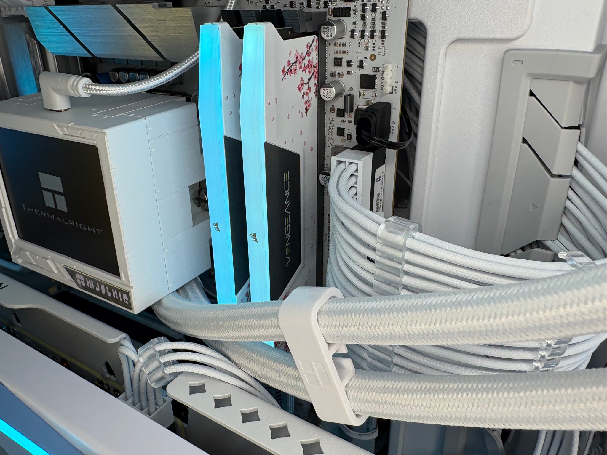 New High-End Custom PC|Sakura 9060XT 16GB|i5-14600K|32GB DDR5-6000|990Pro 2TB M.2|Z790|1000W