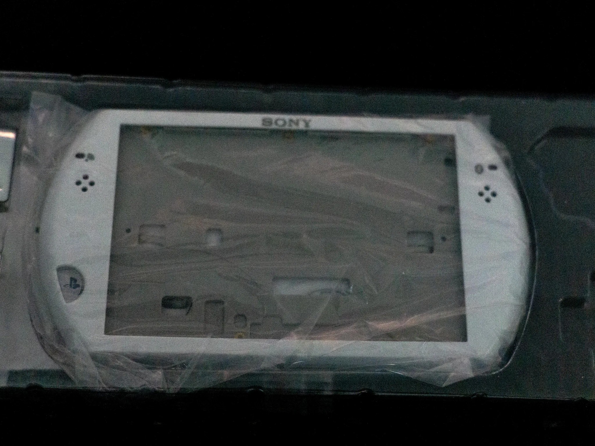 PSP Go White Shell replacement + screen!
