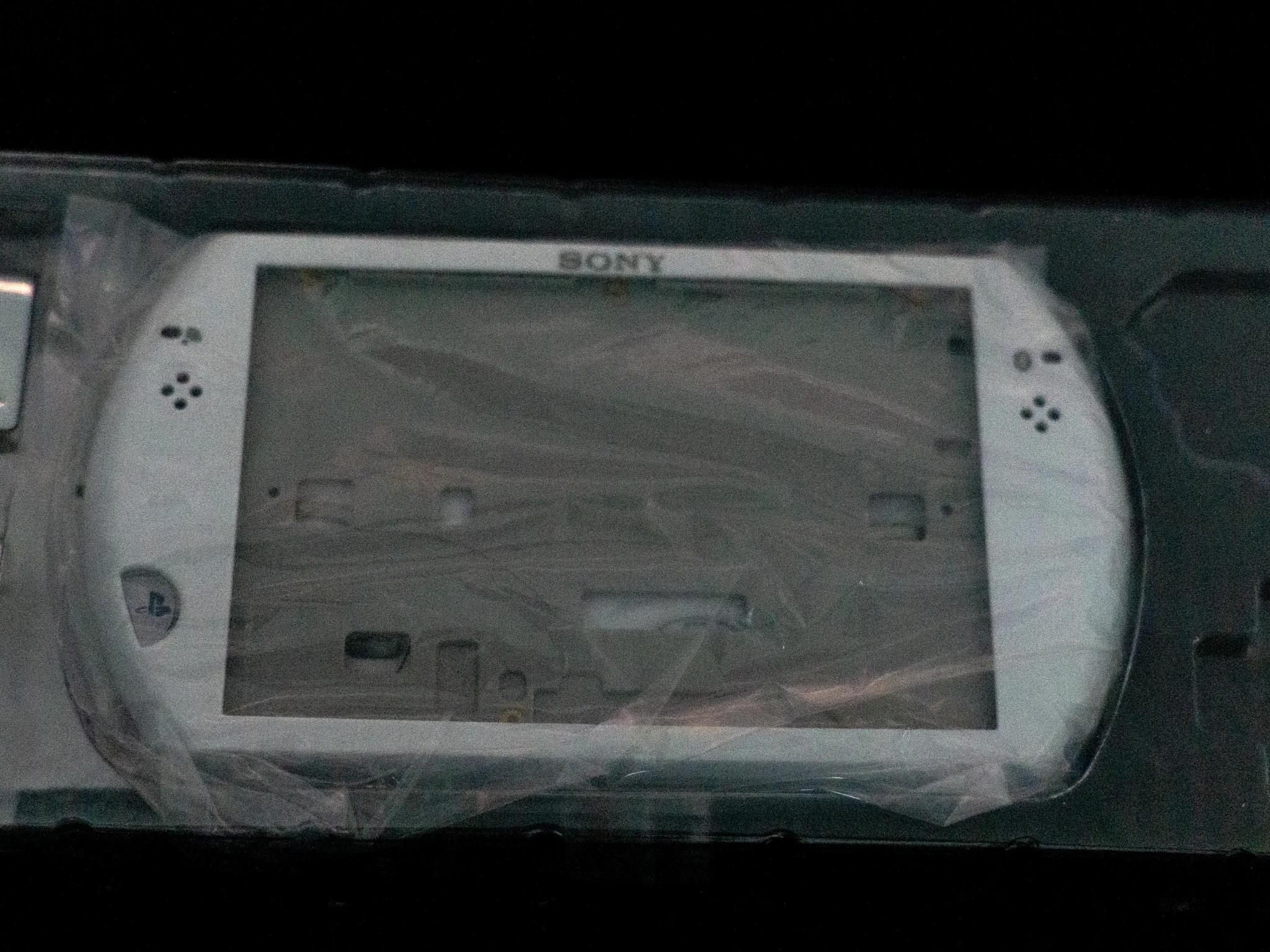 PSP Go White Shell replacement + screen!